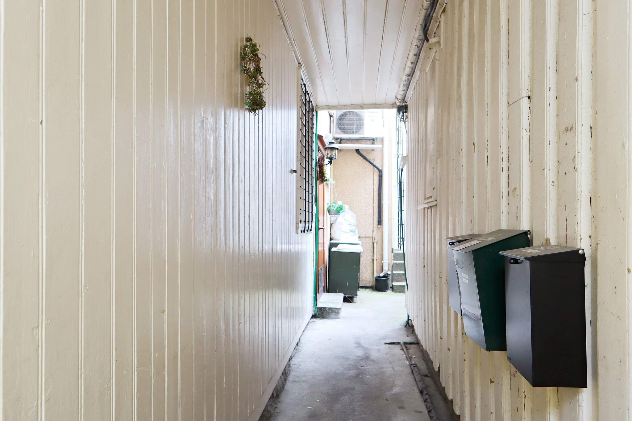 Holiday apartment in a charming old wooden house in the middle of Risør, the white town by the Skagerak. Stay in a grandmother house in the city center with a roof terrace with fantastic 360-degree view of the town and harbour. The holiday apartment has a small kitchen, living room and bathroom on the 1st floor, and three bedrooms and an extra toilet on the 2nd floor. One of the bedrooms is a walk-through room. Steep stairs to the roof terrace. Parking for a fee. Great starting point for experiencing all the events and festivals Risør has to offer, e.g. The wooden boat festival, the chamber music festival, and culture night. Many different shops, cafés, and restaurants as well as a cinema and a saltwater aquarium. Fresh bread and other baked goods can be bought from the bakery in the same street. We recommend at the Lighthouse in the neighborhood with various art exhibitions, and a trip to Urheia and the famous Risørflekken to enjoy the view of the archipelago. Bring swimwear and jump into the water at the beach on Holmen. The Øysang ferry, Norway's oldest wooden boat ferry, also brings cars, or you can enjoy the archipelago from one of the taxi boats. A trip to Jettegrytene outside the city is also recommended. Risør is not only a summer town, but well worth a visit in other seasons as well, e.g. at Christmas time. You might be lucky and experience a white Christmas in a white town! Visit Tvedestrand or one of the other southern towns. For the children, we recommend a trip to 'The Little Zoo’ at Brokelandsheia 22 km away.