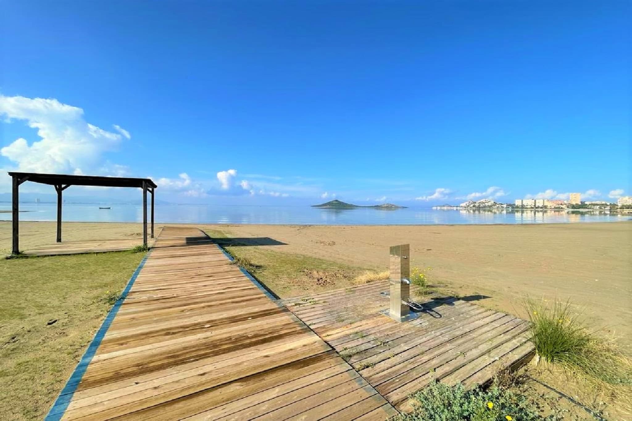 Apartamento con piscina frente al mar en La Manga del Mar Menor-Uitzicht zomer