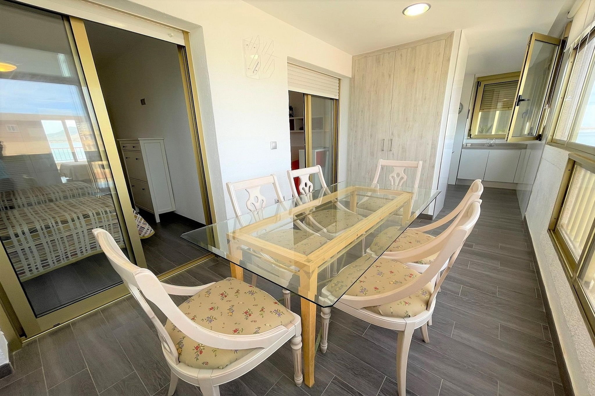 Apartamento con piscina frente al mar en La Manga del Mar Menor-Eetkamer