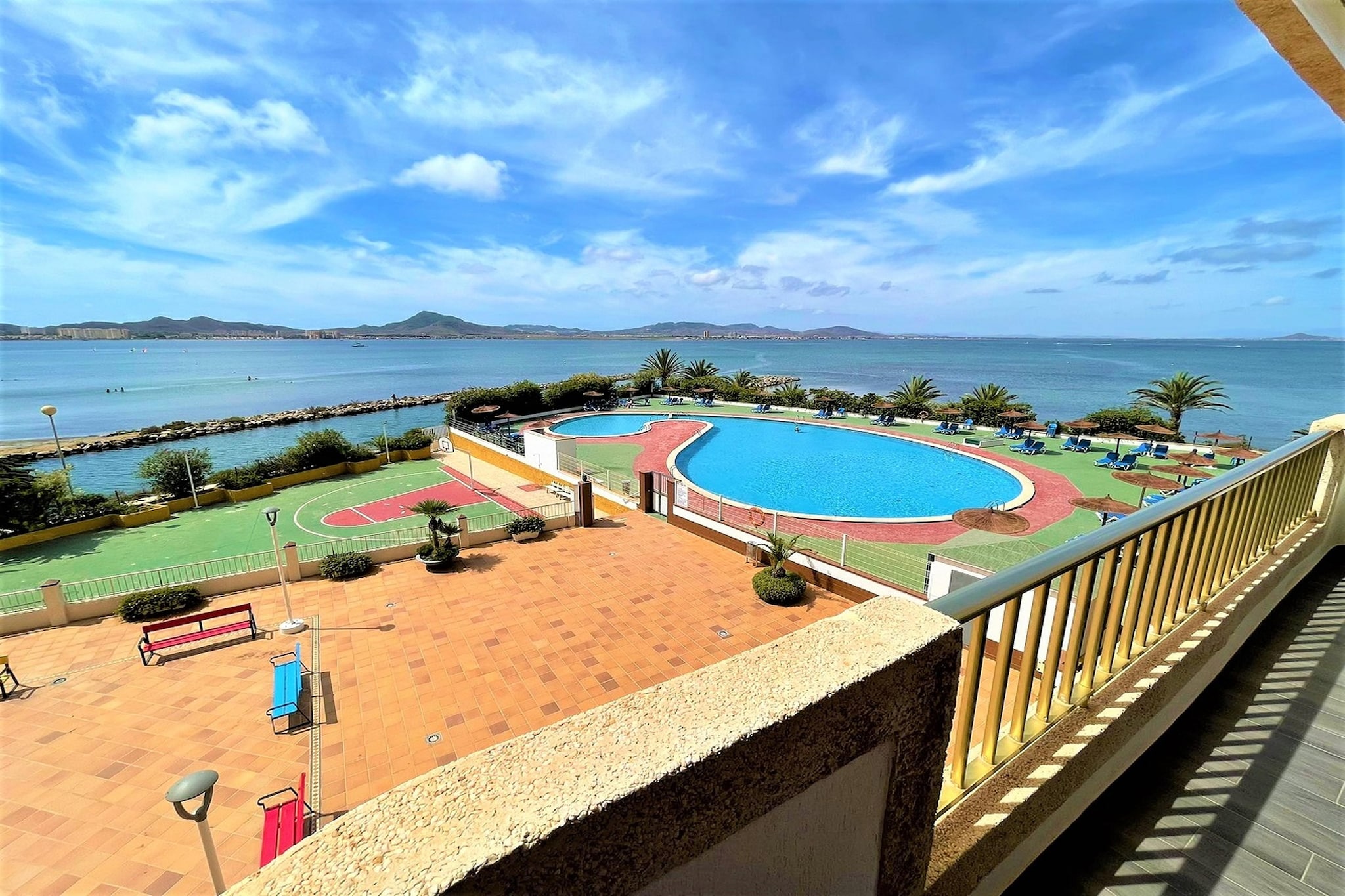 Apartamento con piscina frente al mar en La Manga del Mar Menor-Terrasbalkon