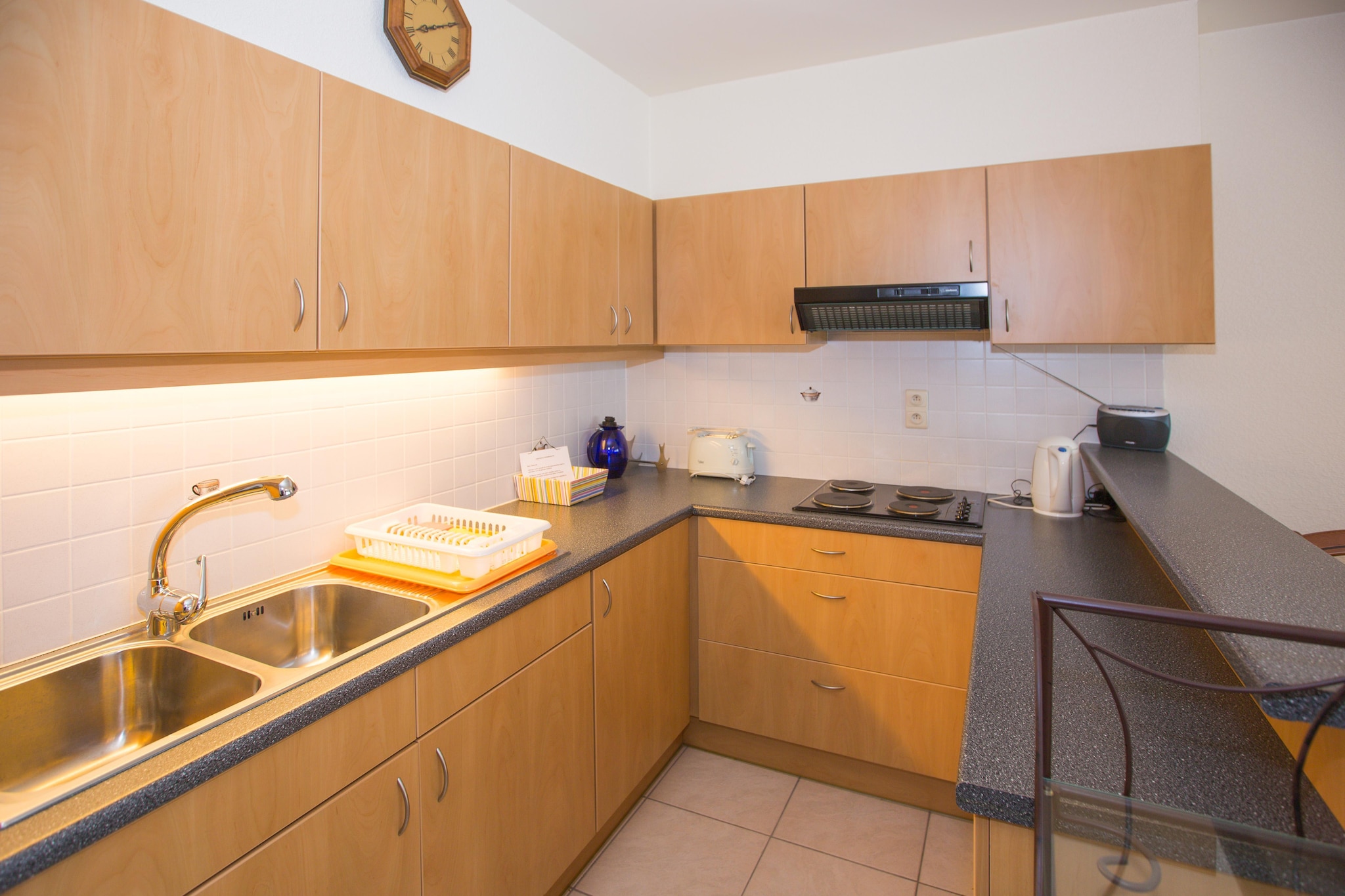 On the 4th floor: (open kitchen(hob(electric), electric kettle, toaster, microwave), Living/diningroom(TV, dining table, seating area, DVD player, CD player), bedroom(double bed(twin duvet, 160 x 200 cm)), sleeping niche(single bed(duvet, 140 x 200 cm), double bed(twin duvet, 90 x 200 cm)), bathroom(bath tub, washbasin), toilet(toilet))\n\ngarage, heating, lift