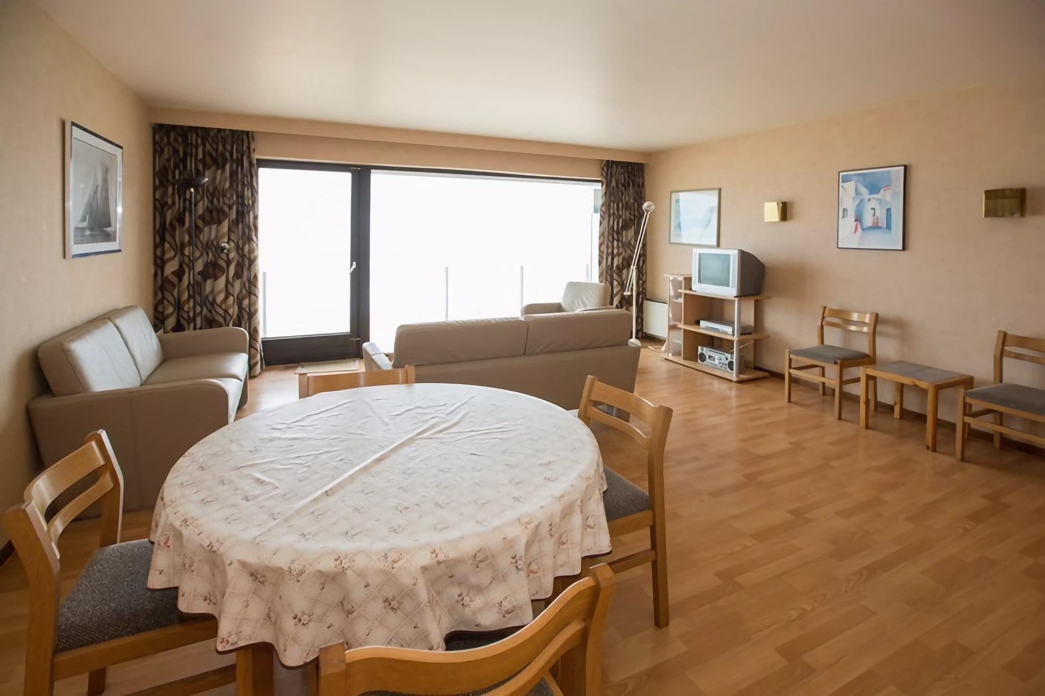 On the 5th floor: (Kitchen(hob(electric), electric kettle, coffee machine, microwave, fridge(+ freezer)), Living/diningroom(TV(digital), dining table, seating area, DVD player, radio, CD player, balcony or terrace), bedroom(double bed(twin duvet, 160 x 200 cm), balcony or terrace), bedroom(bunk bed(duvet, 90 x 200 cm), bunk bed(duvet, 90 x 200 cm), balcony or terrace), bathroom(bath tub, washbasin), toilet(toilet))\n\ngarden furniture, parking, lift