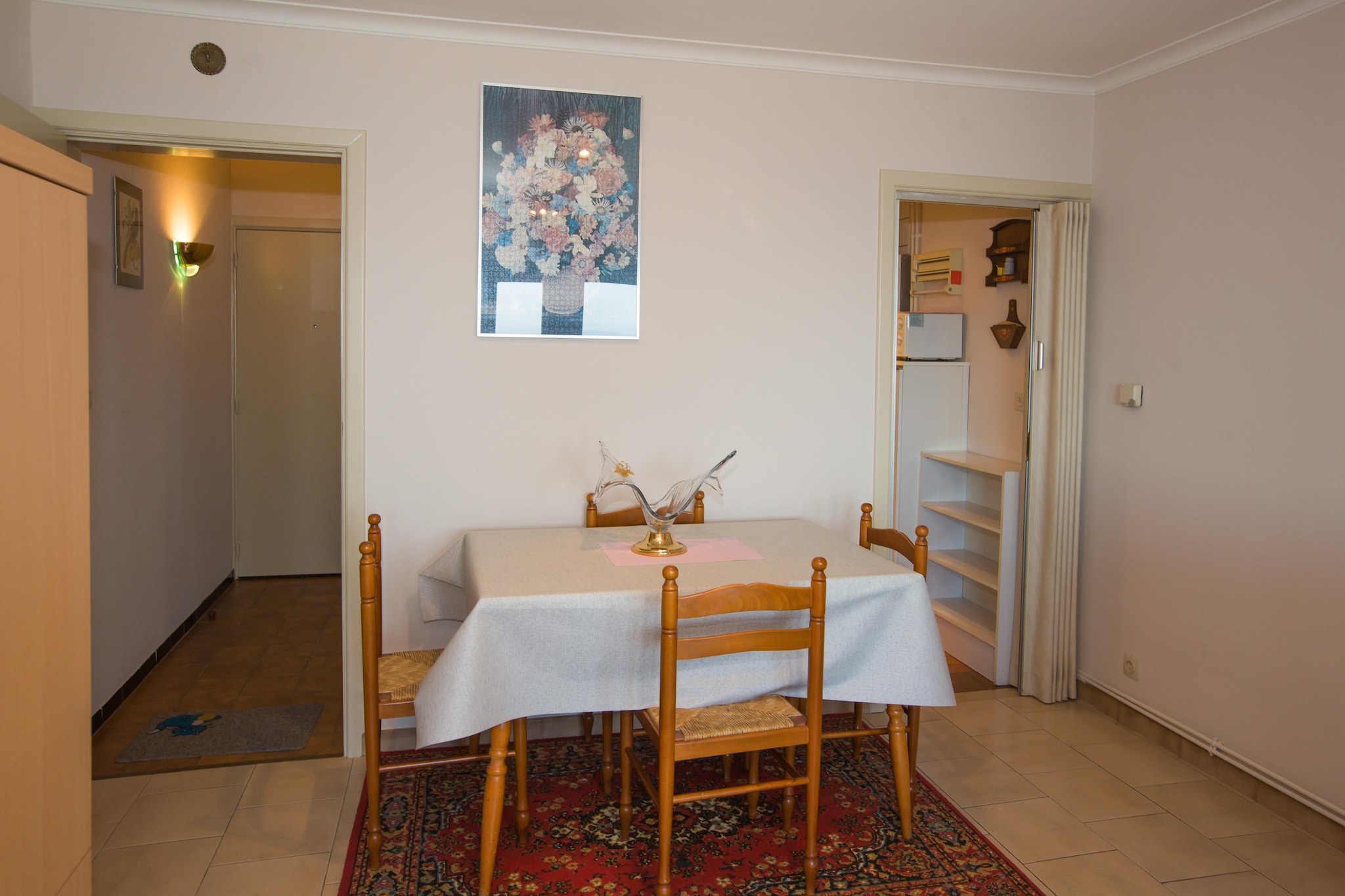 Breathtaking Sea Views & Coastal Charm
Wake up to uninterrupted views of the North Sea from this bright and breezy 6th-floor studio on the iconic Zeedijk in Middelkerke. Comfortably furnished and thoughtfully laid out, this studio is ideal for a couple or small group (max. 3 guests) looking to enjoy the coast in all its glory. The space features a cozy double sofa bed, a stylish dining corner, and large windows that flood the space with natural light and direct ocean views.
Steps from the Sand, Heart of the Action
With the beach just an elevator ride away, you’re perfectly positioned for long shoreline strolls, sunbathing, and sunset views right from your window. Located in a peaceful part of Middelkerke, the studio also comes with a dedicated parking space — a rare perk in such a prime location. Public transport and bike paths nearby make exploring the coast effortless.
Dining, Leisure & Local Delights
Within walking distance, you'll find charming cafés, fresh seafood bistros, and Belgian brasseries ready to serve up local flavors. Enjoy breakfast on the beach, then dine in town or bring home your favorites to enjoy while watching the waves roll in. Whether you're here for relaxation or adventure, this seafront studio offers the perfect launchpad for your coastal escape.