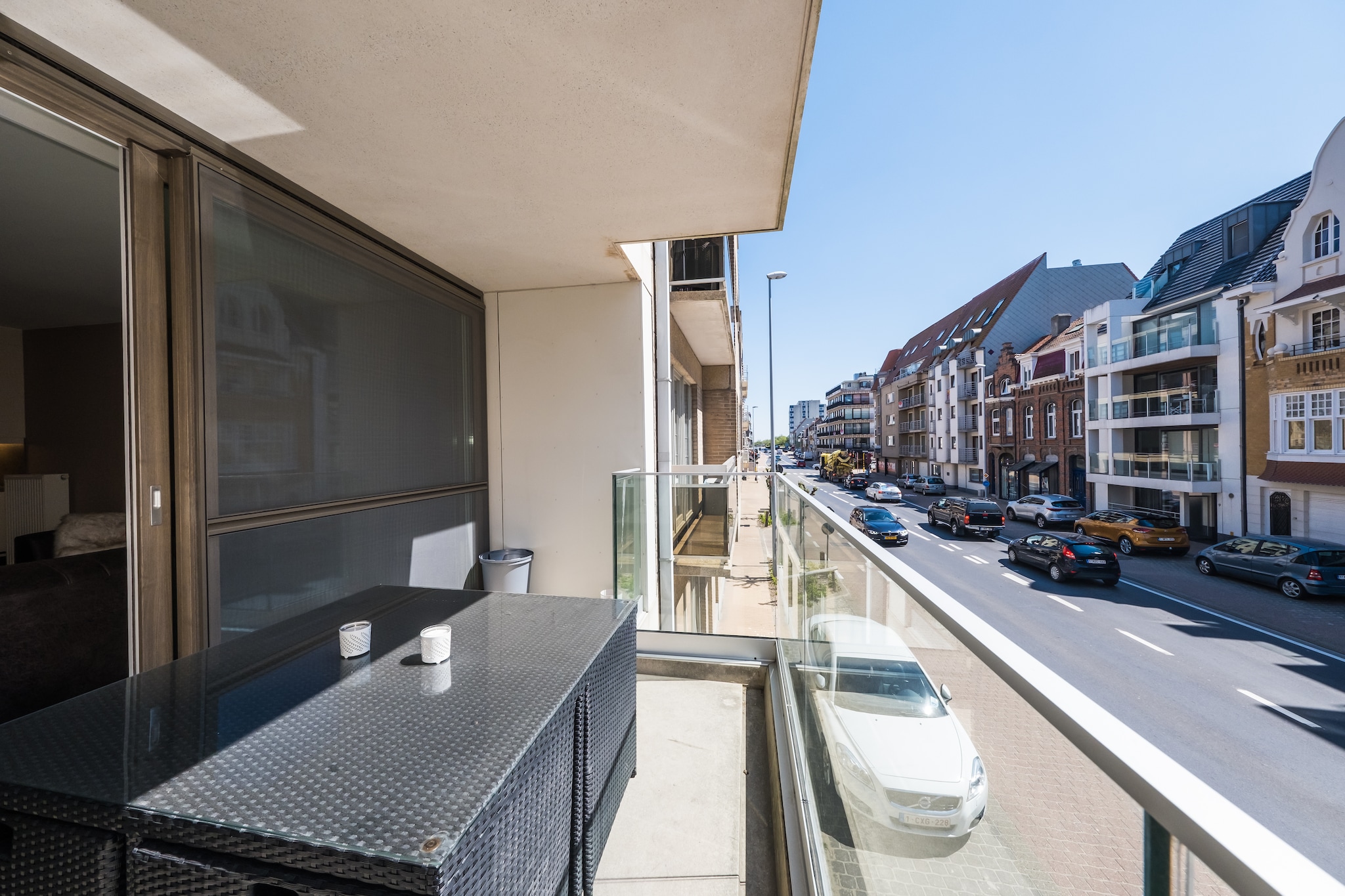 On the 1st floor: (open kitchen(hob(ceramic), electric kettle, coffee machine, combination microwave, dishwasher, fridge), Living/diningroom(TV(digital), dining table, seating area, DVD player, balcony or terrace), bedroom(double bed(twin duvet, 160 x 200 cm)), bedroom(double bed(twin duvet, 160 x 200 cm)), bathroom(bath tub, shower, washbasin, washbasin), toilet(toilet), storage(tumble dryer, washing machine))\n\nheating(gas), garden furniture, lift