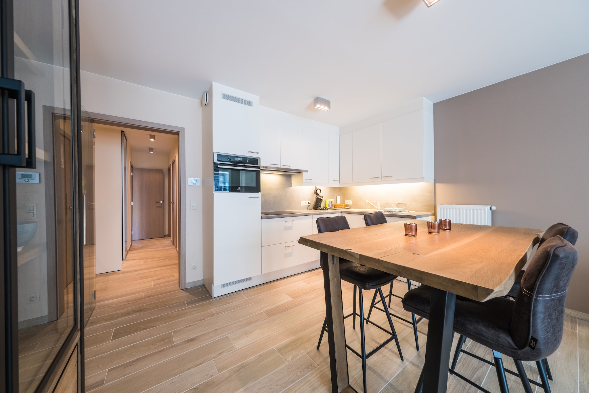 Stylish Comfort with a Sun-Kissed Terrace
Welcome to your ideal coastal escape in the heart of Middelkerke! This beautifully designed first-floor apartment features two spacious bedrooms with plush double beds, a fully equipped open kitchen, and a bright living area that opens to a large terrace — perfect for relaxing mornings or sunset drinks. With modern amenities like a dishwasher, washer/dryer, and digital TV, every stay is both convenient and comfortable.
Coastal Living with Seasonal Perks
Nestled just a short walk from the beach, this peaceful retreat offers the best of seaside living. During July and August, enjoy the added bonus of underground parking at the nearby swimming pool complex — a rare find in this bustling summer destination. Whether you're planning a beach day or exploring the local shops, everything is within easy reach, including tram access for coastal day trips.
Dining and Local Delights Nearby
Stroll to the Zeedijk for oceanfront dining and discover Belgian favorites like fresh moules-frites, creamy croquettes, and artisan waffles. Charming brasseries, cafés, and seafood bistros dot the neighborhood, making it a food lover’s paradise. Enjoy a stylish stay in a location that puts the best of Middelkerke at your doorstep — no pets, no stress, just pure relaxation.