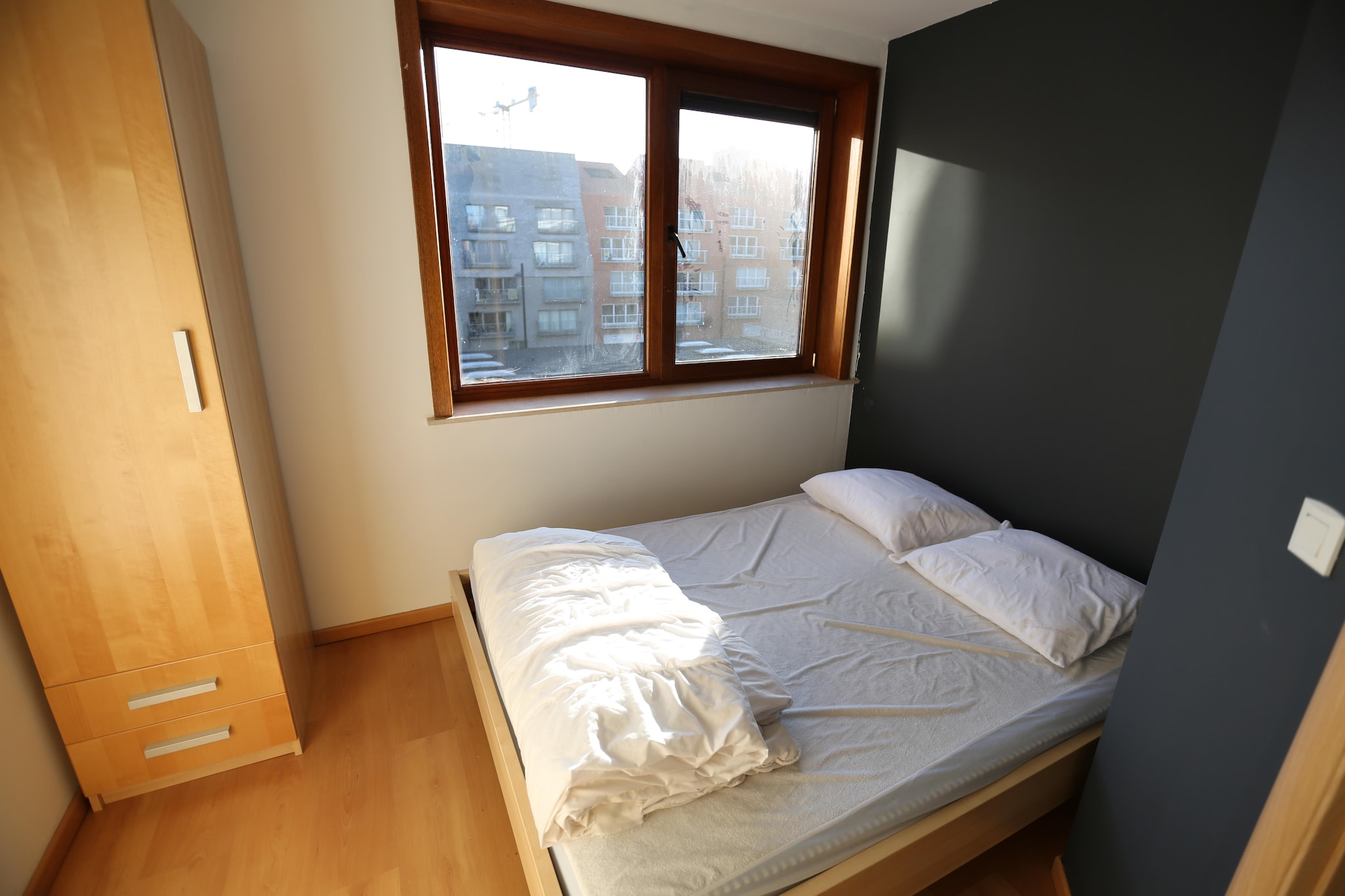 On the 3rd floor: (open kitchen(hob(ceramic), electric kettle, coffee machine(pads), microwave, dishwasher, fridge(+ freezer)), Living/diningroom(double sofa bed, TV(digital), dining table, seating area, DVD player), bedroom(double bed(twin duvet, 160 x 200 cm)), bedroom(bunk bed(duvet, 90 x 200 cm)), bathroom(shower, washbasin), toilet(toilet))\n\nheating(electric), parking, lift