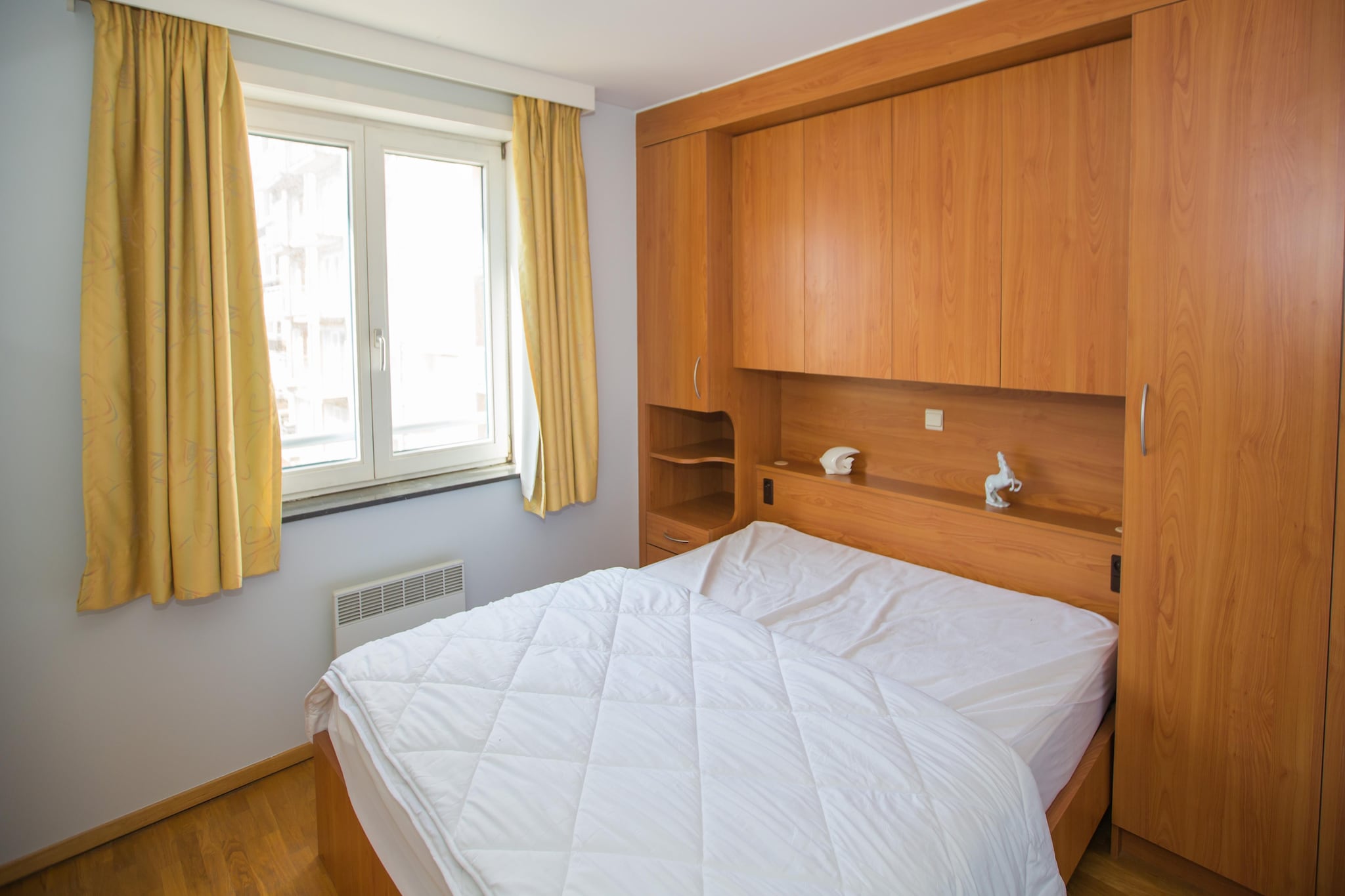 On the 6th floor: (open kitchen(hob(ceramic), electric kettle, toaster, coffee machine(filter, pads), combination microwave, dishwasher, fridge(+ freezer), Hand blender), Living/diningroom(double sofa bed(twin duvet), TV(digital), dining table, seating area, DVD player, CD player, balcony or terrace), bedroom(double bed(twin duvet, 160 x 200 cm)), bedroom(double bed(twin duvet, 140 x 200 cm)), bathroom(shower, washbasin, washbasin, toilet, hairdryer), toilet(washbasin, toilet), storage(washing machine))\n\ngarage, heating(electric), garden furniture, lift