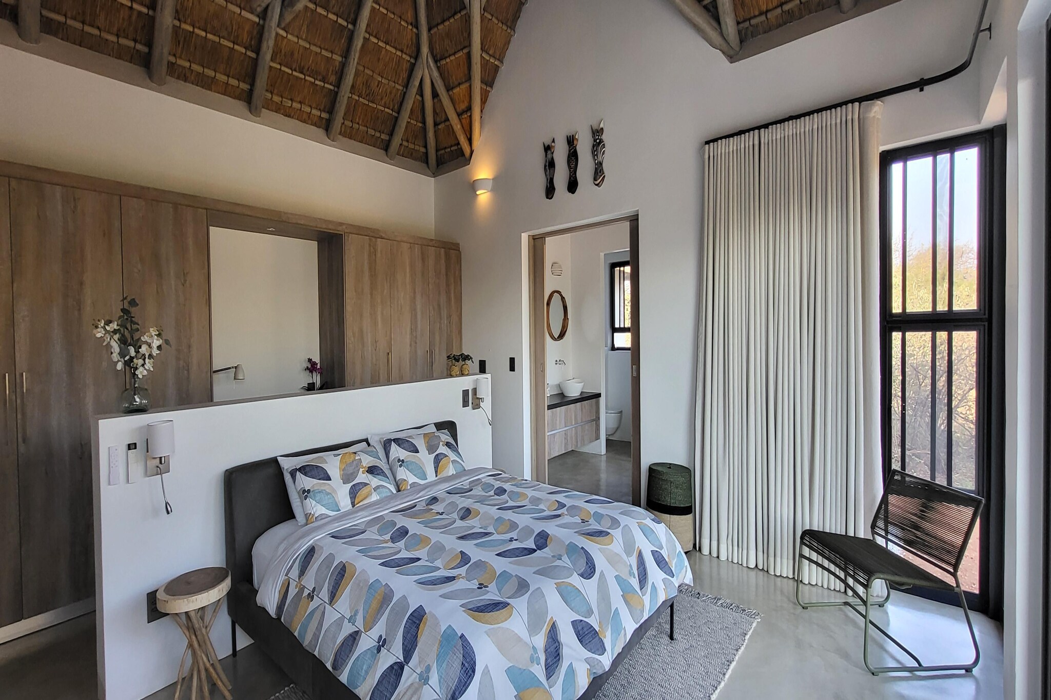 Ground floor: (open kitchen(oven, microwave, dishwasher, dishwasher, fridge, freezer), Living/diningroom(TV, dining table, seating area), Bedroom with bathroom(double bed, bath tub, shower, washbasin, washbasin, toilet), Bedroom with bathroom(double bed, bath tub, shower, washbasin, washbasin, toilet), Bedroom with bathroom(double bed, shower, washbasin, washbasin, toilet), toilet(washbasin, toilet))\n\ndining table, tumble dryer, washing machine, air conditioning, terrace, garden, garden furniture, BBQ, parking, swimming pool(private, heated), lounge set, outdoor fireplace