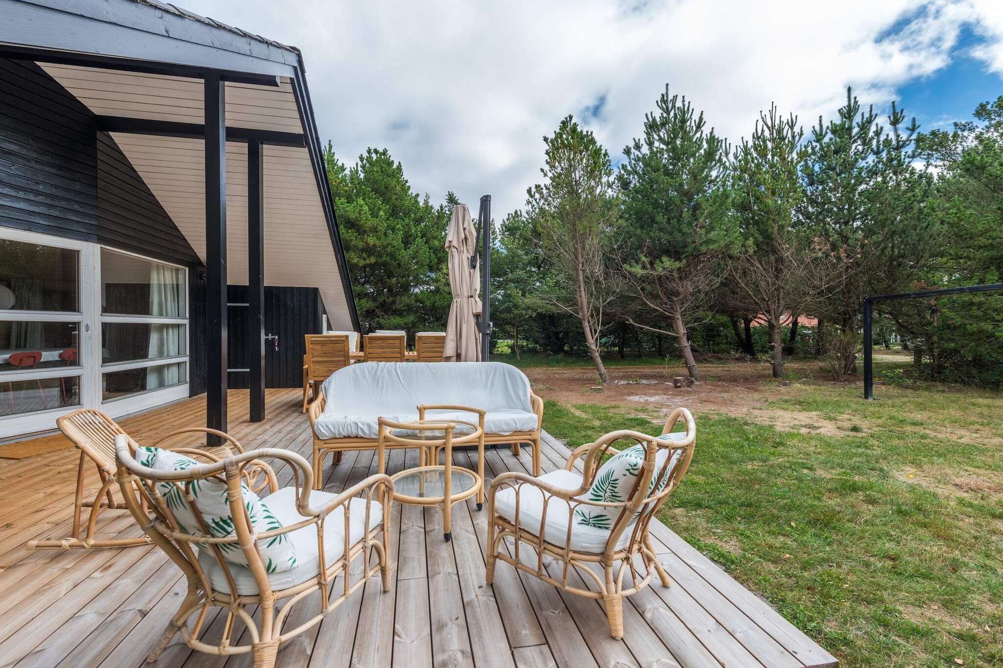 This welcoming holiday home is set in a quiet, child-friendly neighbourhood, perfectly located between Silkeborg, Aarhus, Randers, and Viborg. Nestled at the end of a peaceful cul-de-sac, it lies only 400 metres from the banks of the Gudenå River, where scenic paths invite you to wander and explore. In summer, residents of the holiday area can also enjoy a large outdoor swimming pool — an added highlight for families with children. Inside, the house is bright and thoughtfully arranged, with an open-plan kitchen and living area that naturally becomes the heart of family life. Four bedrooms, each with two sleeping places, provide plenty of room for larger families or groups of friends. The bathroom is practical and neatly fitted, while entertainment is available through the TV’s Chromecast function for streaming your own accounts. A freezer is also provided in the outdoor shed. The outdoor space is designed for both relaxation and play. A spacious wooden terrace is perfect for dining in the fresh air, and the large lawn offers plenty of room for children to run, play, or enjoy ball games. With its calm setting, family-friendly features, and central location near Denmark’s vibrant cities, this holiday home is a wonderful base for your stay. Please note: the property is not rented to youth or work groups.