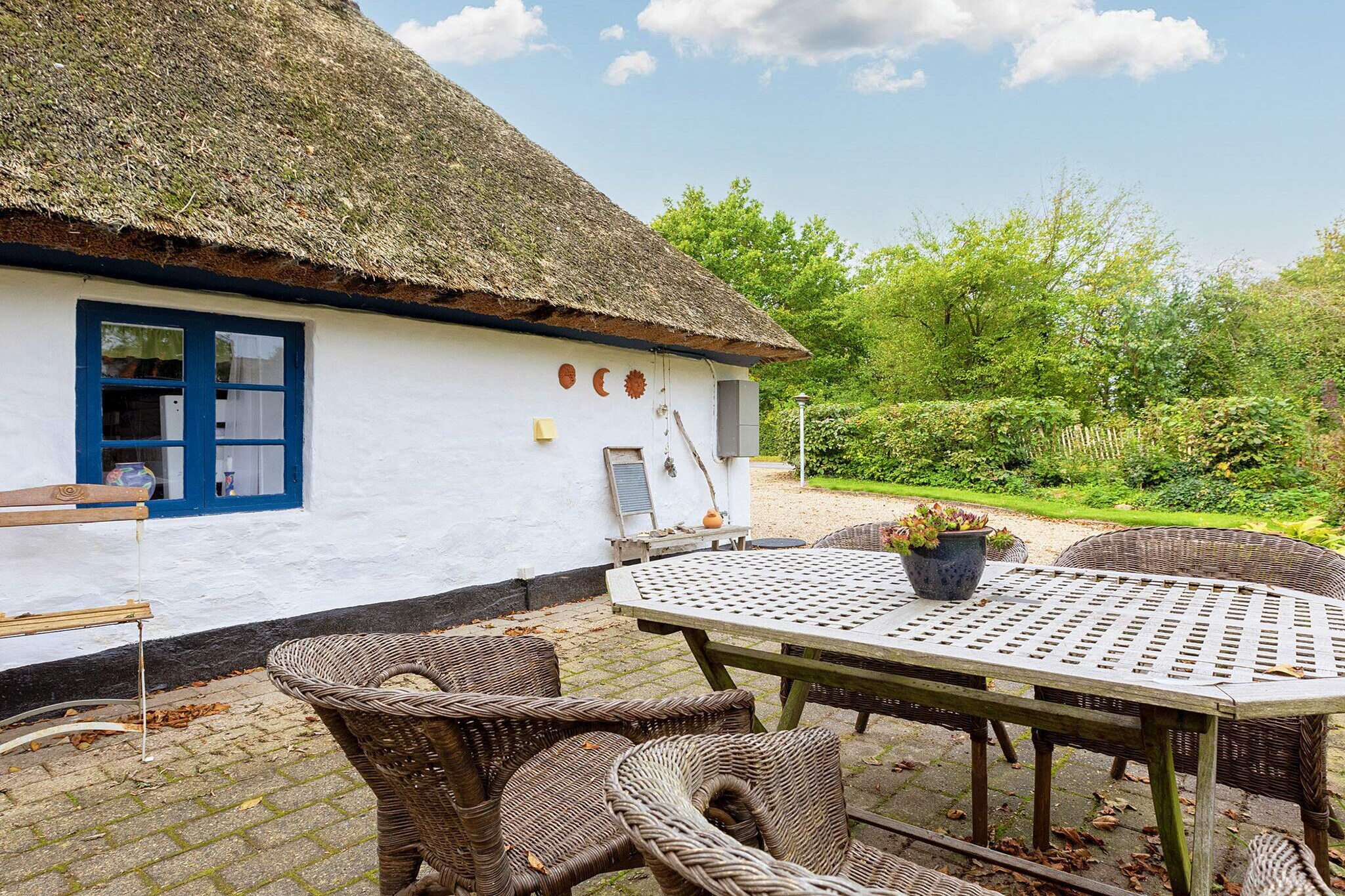 This cozy thatched holiday home is located on the beautiful island of Mors in the Limfjord, just 150 metres from the water. Perfect for a relaxing getaway, it offers a peaceful setting close to nature while still providing modern comforts for a comfortable stay. Inside, the living room is warm and inviting, featuring a wood-burning stove and a TV with Chromecast and high-speed fibre internet. The fully equipped kitchen includes a dishwasher, fridge-freezer, microwave, and stove, making it easy to prepare meals for family and friends. A climate-friendly heat pump ensures a comfortable temperature throughout the house. The home offers a double bedroom and a second room with a bunk bed featuring two single sleeping spaces. The bathroom is fitted with a shower cabin and a washing machine. Please note that the ceiling in some areas is low (approximately 170 cm). Outside, the natural garden provides a cozy pavilion and a terrace with a gas grill — perfect for dining al fresco or simply enjoying the quiet surroundings. A short stroll takes you to the water, where a bathing pier and swimming opportunities await. This home is ideal for families or small groups seeking tranquillity on Mors. Please note: rental to youth groups is not permitted.A refundable deposit might be charged closer to your check-in date. The security deposit ensures a smooth stay and covers any additional services or consumption charges.This deposit covers utilities consumed during your stay and any additional services that may be taken.The final amount will be adjusted based on actual meter readings, actual usage of extra services, and any remaining balance will be refunded within 21 days after checkout.This deposit simply acts as a prepayment for charges that  you would anyways pay for, ensuring a seamless stay and check-out experience.