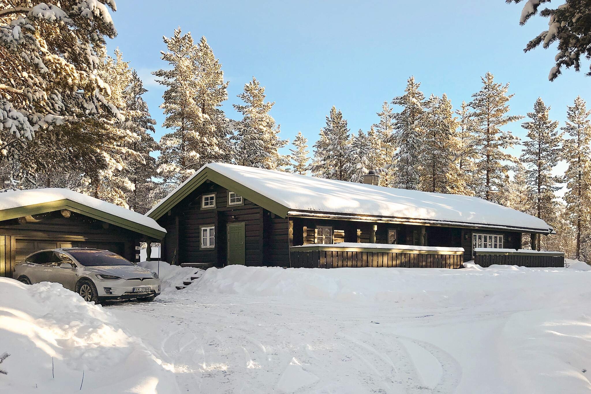 Holiday home with a beautiful location, great view and lots of sun. In winter, there are only a few hundred meters to the ski slopes on the golf course of Hemsedal Golfalpin. 15–20 min. drive to Hemsedal ski centre. Large plot not too close to neighbors. The cabin is built in traditional Norwegian style and has a spacious terrace. Cozy living room with both a fireplace and a wood-burning stove and access to the terrace. Cable TV and internet. Well equipped kitchen. Two bathrooms, one with a lovely hot tub. Washing machine and dryer. The cabin has three bedrooms, one with a double bed and two with bunk beds. There is a large veranda as well as a lawn, a swing stand on the plot and a fire pit for barbecuing. Towels and bed linen are included in the rent. When conditions permit, there are ski slopes up to the Gravset ski stadium and the trail network there. Toboggan run for the children 300 meters from the cabin. Hemsedal ski center is one of the best ski center in Norway, run by Skistar with all associated offers. Countless summit tours available in the Hemsedal area. In the summer, you are only a few hundred meters from hole 4 on a great and challenging mountain golf course. The course accepts Greenfee guests and is rarely fully booked. Good hiking opportunities on both sides of the valley and a large selection of summit hikes and mountain hikes of varying difficulty only a short drive away. Other activity options in the Hemsedal area are fishing, horse riding, via ferrata, mountain biking, canoeing etc. There is a small water park for children of all ages at Tropicana on Gol approx. 15 minutes’ drive from the cabin. The holiday home is not let to youth groups.