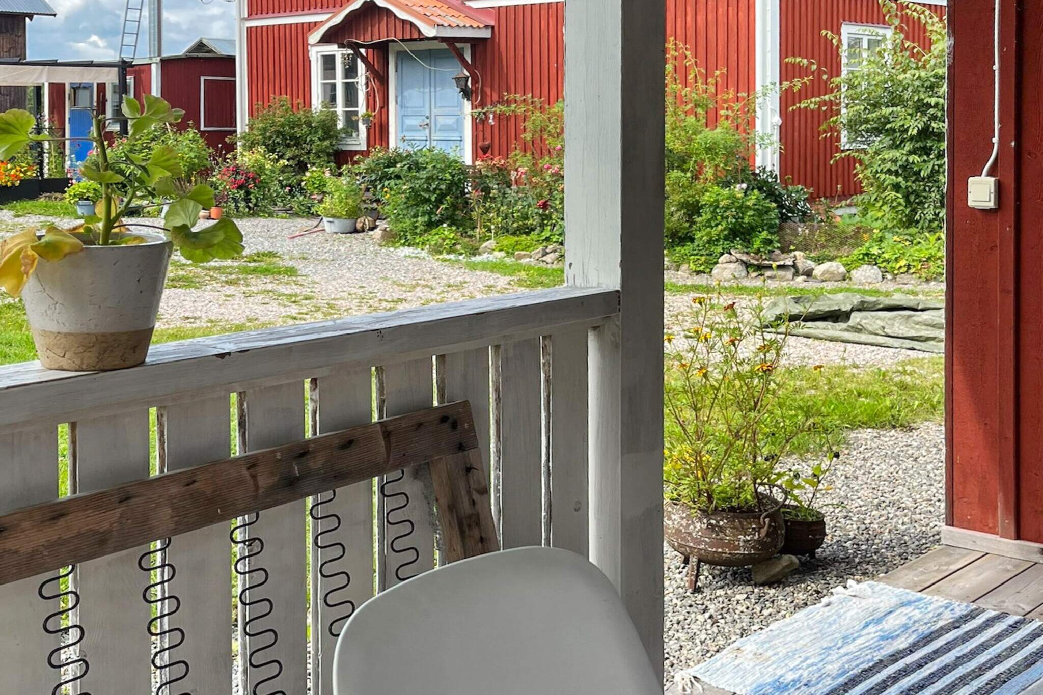 Internet Access DSL, Living room(double bed, chromecast), Kitchen(2x bunk bed, cooker(electric), hood, coffee machine, oven, microwave, fridge, deckchairs), bathroom(washbasin, shower, toilet), sauna(outside, heated, 6 persons), heating(electric), garden furniture