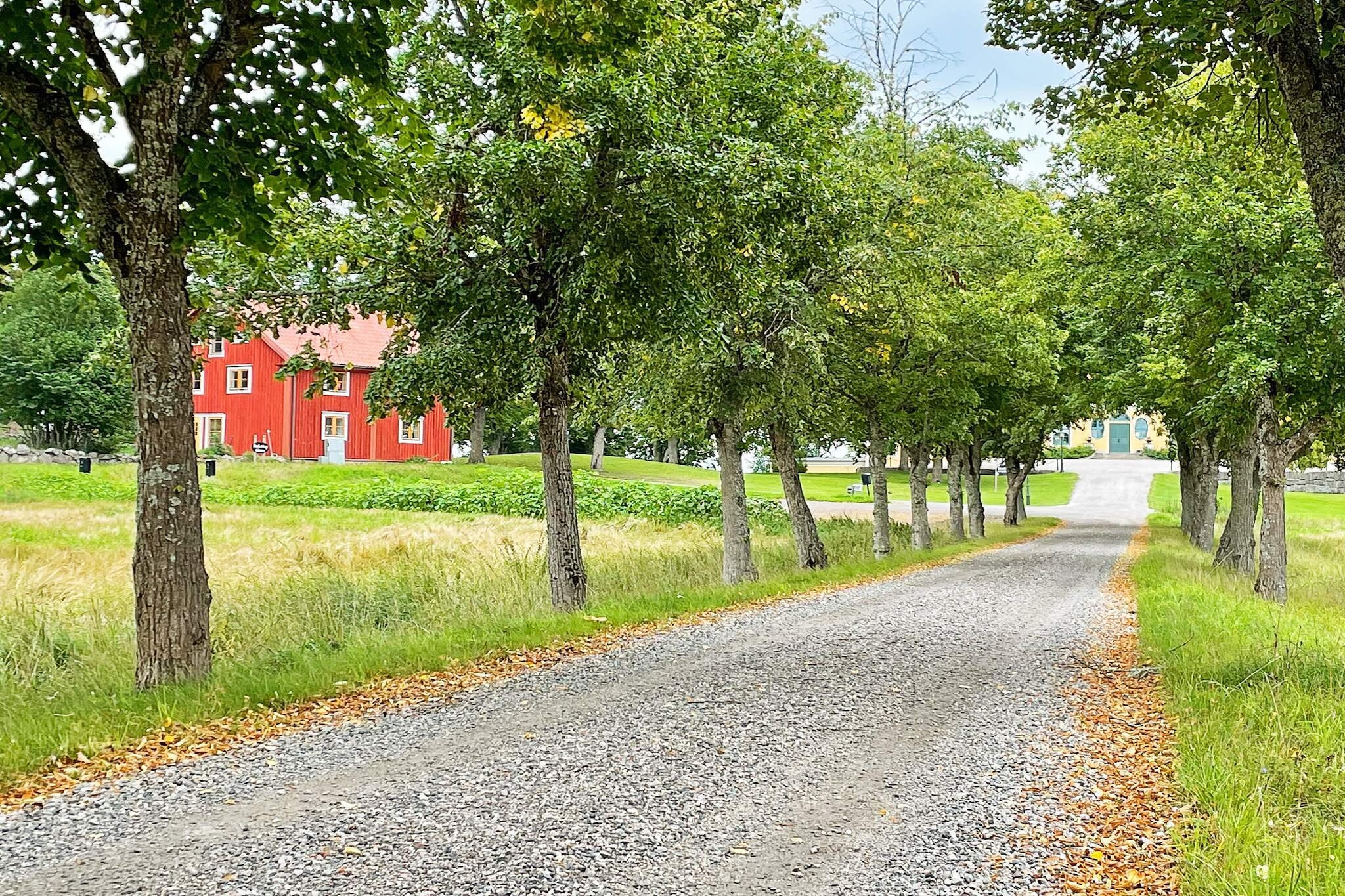 Welcome to Boskulla Corp de Logis, here you live in a completely newly renovated house of approx. 300m2 where comfort and design have been leading in the renovation. The house has a long history as part of Boo Egendom and once served as a driver's residence. On the lower level, you have an open plan with a well-equipped kitchen with a small kitchen island, an adjoining dining area and a cozy sofa corner. At the house's entrance there is a very fresh shower room where it is possible to shower three people at the same time, adjacent is a separate toilet. The floor plan is connected by a beautiful staircase and on the middle floor there is the house's sleeping area with five separate bedrooms, one of which is equipped with a double bed. Here you will also find four separate wc rooms. All wet areas in the house are of a high standard. On the top floor you will find another bedroom with a single bed and a pleasant family room with a comfortable sofa group and large panoramic window facing the park that surrounds Boskulla Corp de Logis. If you need to charge an electric car, the option is available at the intended charger, you book and pay on the spot. The house is part of the Boo Fideikommiss property, which includes Boo Castle. The property is located roughly 40 km southeast of Örebro and covers 15,000 hectares. In addition, approximately 1,000 ha of water are added. There are good opportunities for nature experiences, forest walks and fishing. Drive and group hunts are also arranged at Boo during autumn and winter. There are many fine cultural buildings on the property. Feel free to visit the popular restaurant Boo Natur where the menu changes according to the season and is based on the ingredients that are available. In the area there are many hiking trails in scenic surroundings and beautiful nature reserves of various characters. This accommodation is a perfect starting point for day trips to Askersund and for discovering the beautiful Närke landscape by bike, and there are several cycle paths to choose from. Welcome to a wonderful house in a beautiful natural environment!