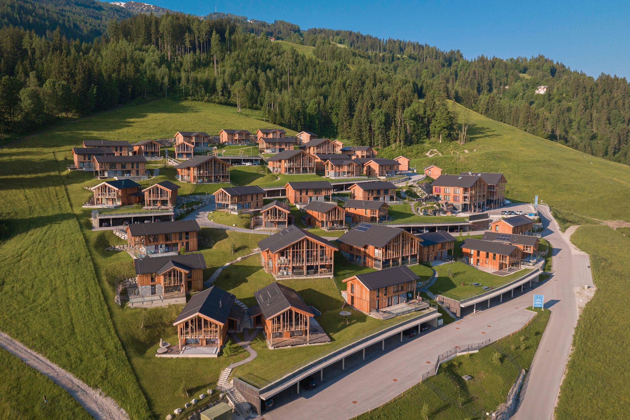 Ground floor: (Entrance, bedroom(double bed, bunk bed), Bedroom with bathroom(double bed, shower, washbasin, toilet), Bedroom with bathroom(double bed, shower, washbasin, toilet), bathroom(shower, sauna, washbasin), toilet(washbasin), Internet access, terrace)\n\nOn the 1st floor: (Living room(TV, dining table, seating area, gas fireplace), open kitchen(electric kettle, toaster, cooker(4 ring stoves, ceramic, induction), hood, coffee machine(espresso, filter), oven, dishwasher, fridge-freezer), Bedroom with bathroom(double bed, bath tub, shower, washbasin), toilet, terrace, garden furniture)\n\nparking, hairdryer