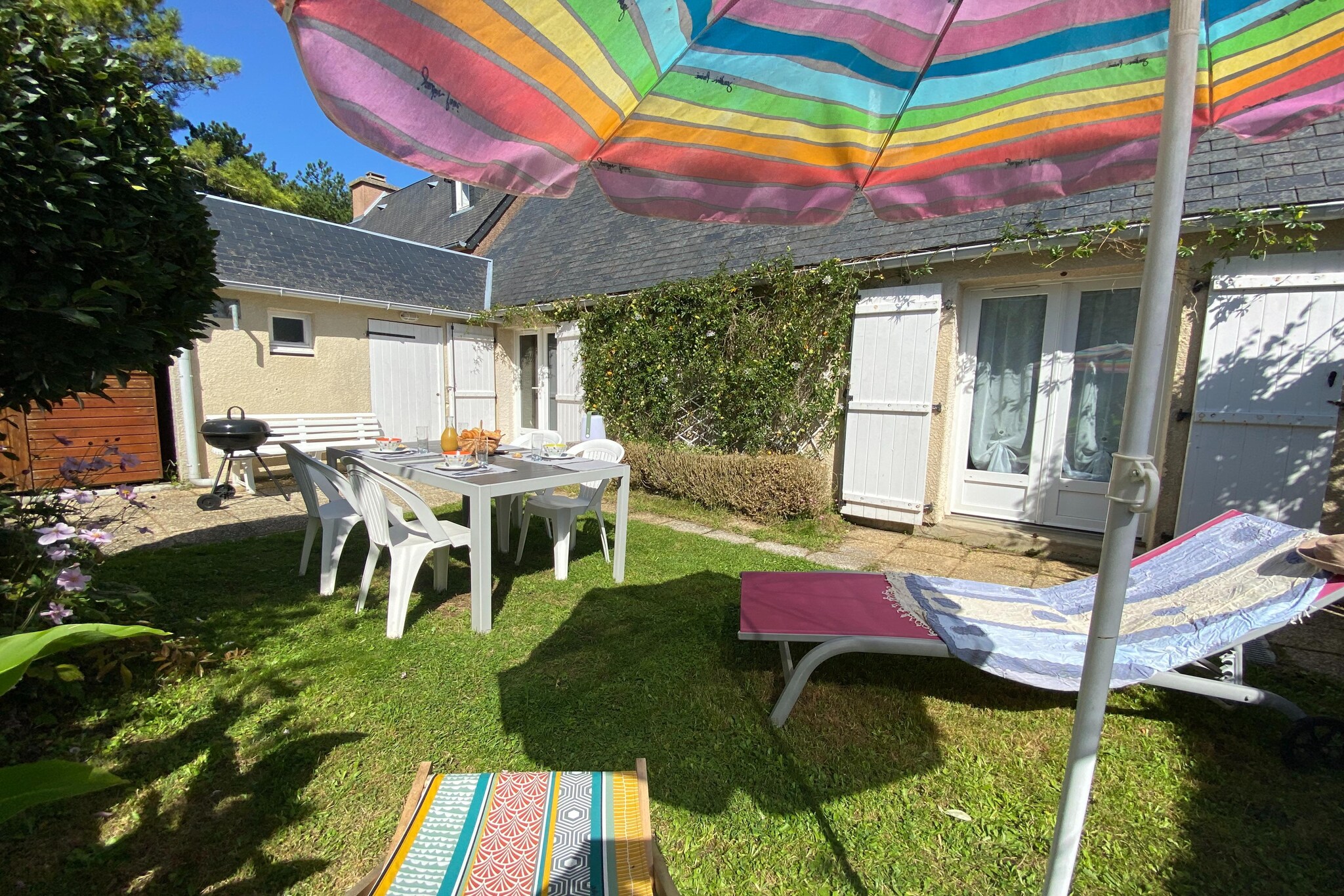 This charming holiday home is located in the heart of a pedestrian-friendly hamlet made up of several small houses, at the foot of the Carteret dunes and close to the seaside resort's lighthouse. An ideal, quiet location just a few minutes from the first sandy beach. The pretty, bright living area offers direct access to the terrace and the small, fenced garden with a southwest orientation. Out of season, the closed fireplace provides pleasant warmth. You have free access to the 3 shared tennis courts and basketball court that belong to the small private hamlet.

