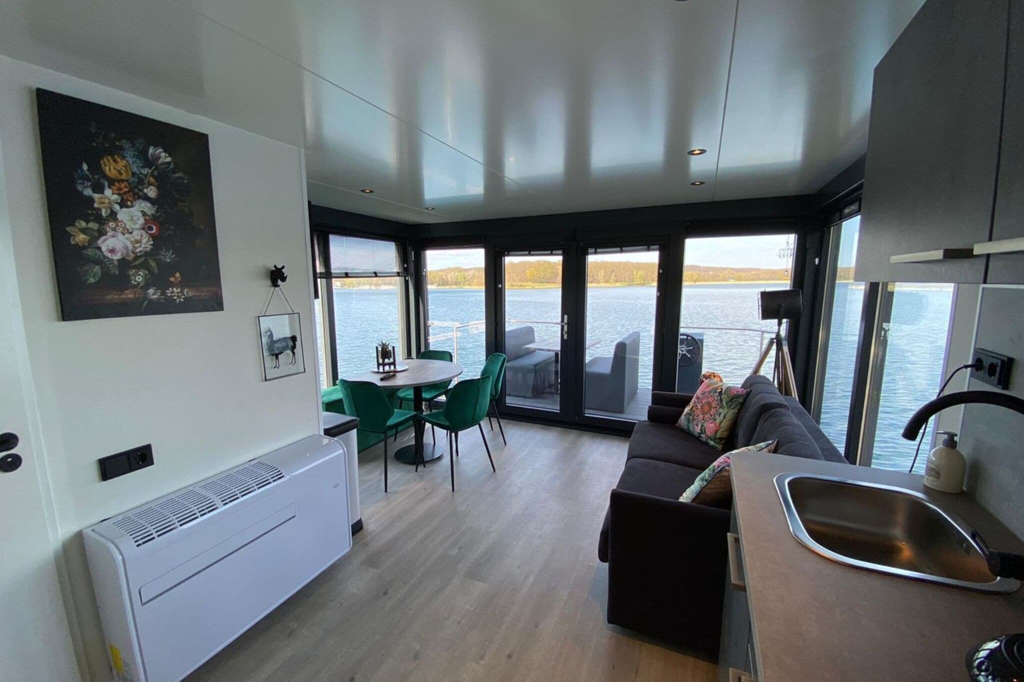 Luxury houseboat with beautiful views