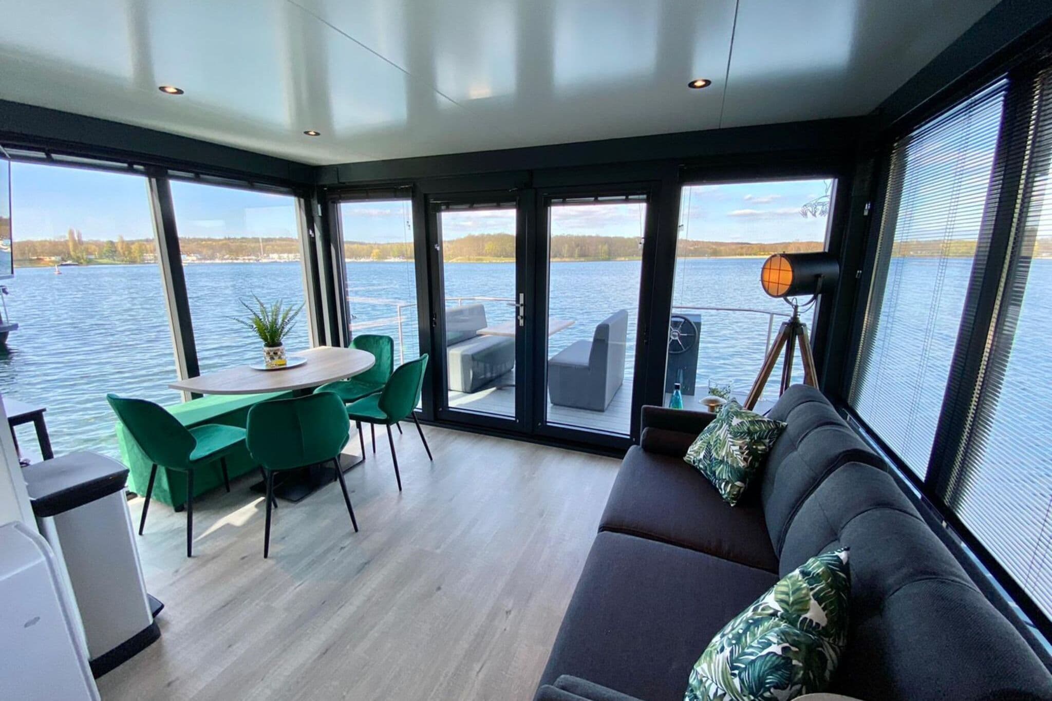 Luxury houseboat with beautiful views