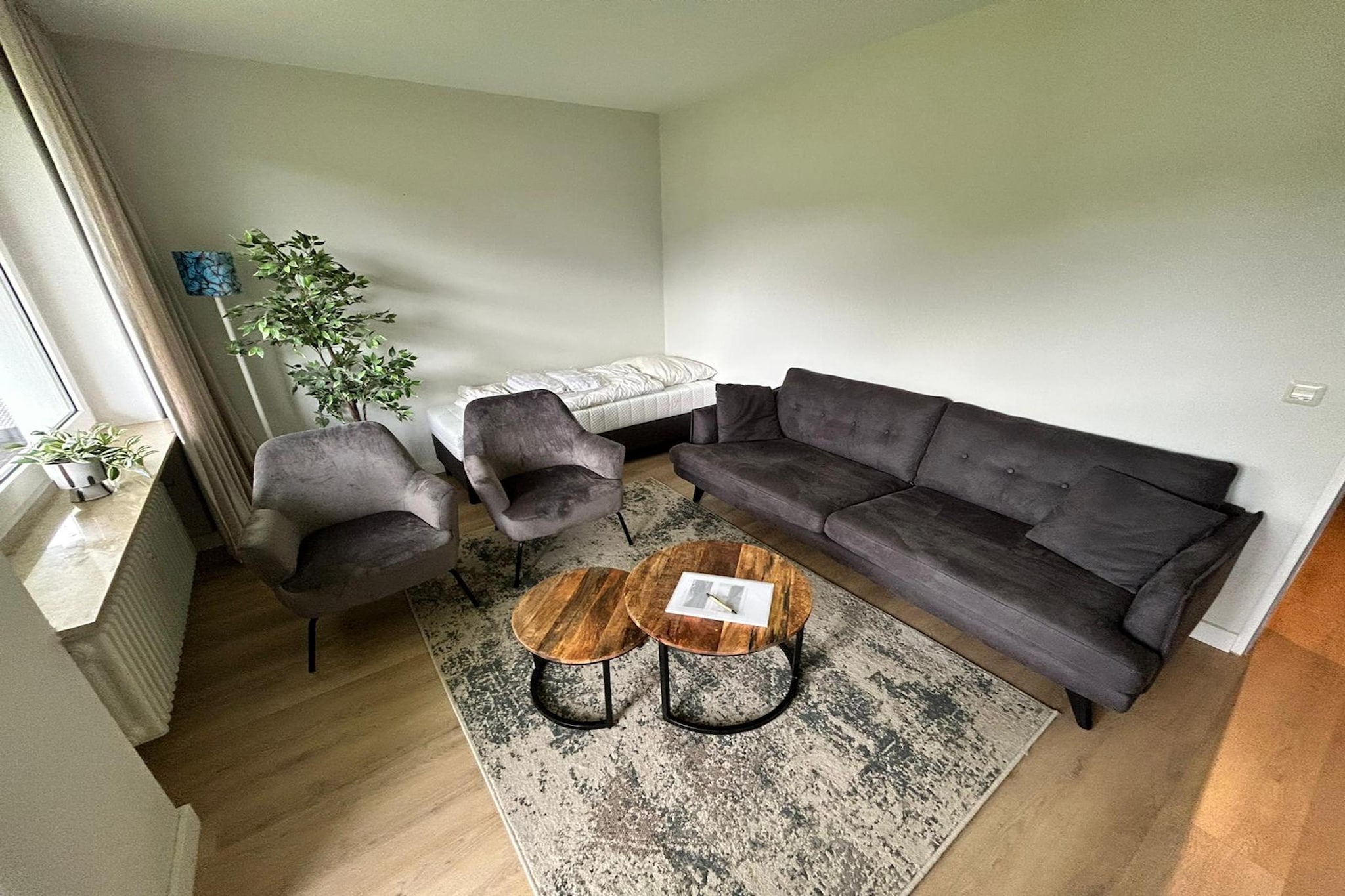 Ground floor: (Living room(single bed(boxspring, 90 x 200 cm), TV(flatscreen), seating area), Kitchen(dining table, toaster, cooker(ceramic), coffee machine(cups), oven, microwave, dishwasher, fridge(+ freezer)), bedroom(double bed(boxspring, 180 x 200 cm), TV), bedroom(single bed(boxspring, 90 x 200 cm)), bathroom(bathtub with shower, washbasin, toilet), Landing)\n\nstorage, cot, terrace, parking, high chair