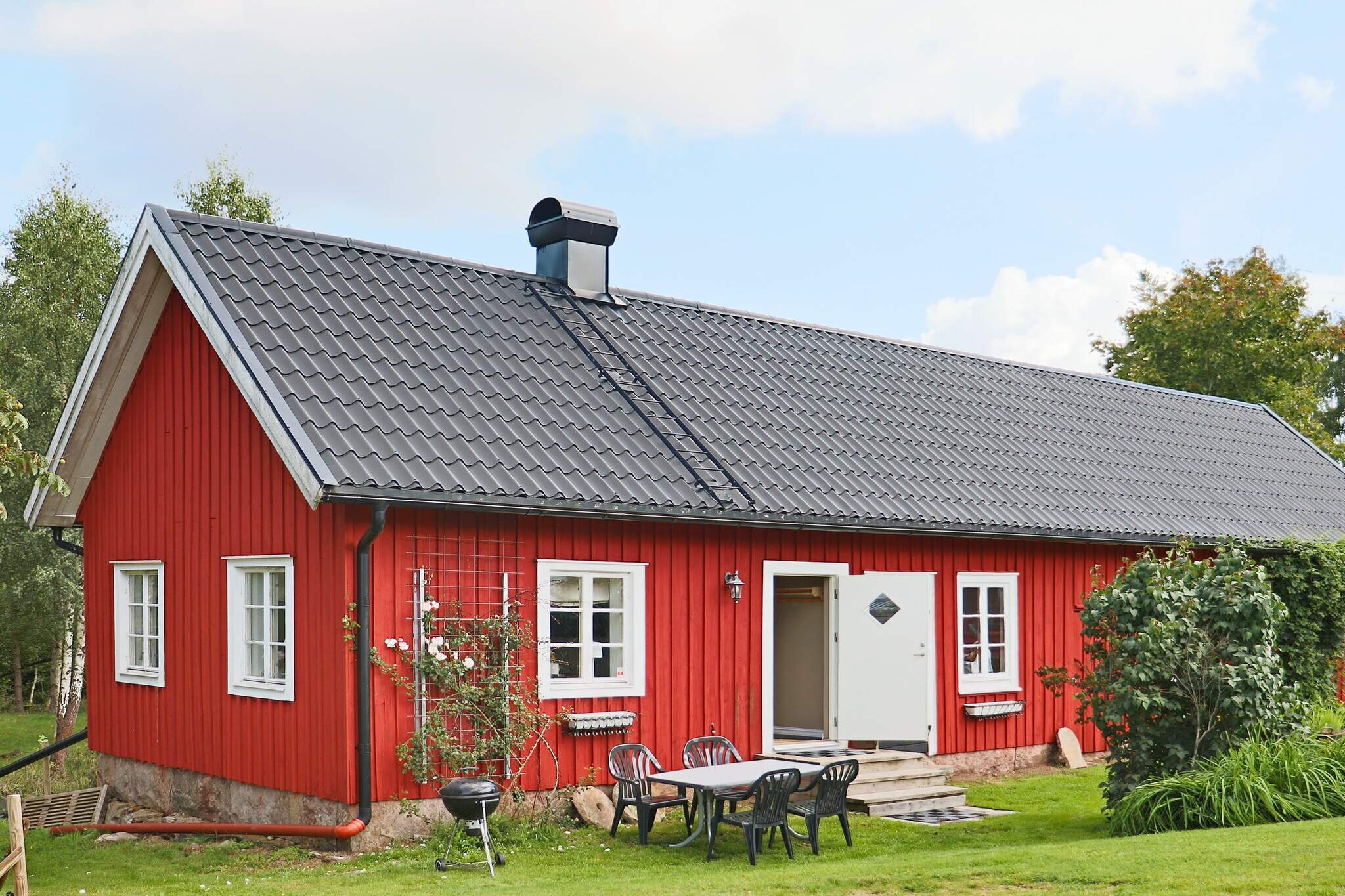 An apartment in a farmhouse with a fantastic location right by the lake. A perfect accommodation for the nature lover, with surrounding forests and lakes. Next to the house, Highland cattle graze peacefully and provide a peaceful atmosphere. Your rowing boat is waiting by the lake. Lake Ya is rich in fish. Here there is a good supply of perch, pike, eel, roach, small whitefish and bream. The farmhouse on the owner's farm houses an apartment that has a bedroom with a double bed and an open, modern and well-equipped kitchen with a dining area and a day bed for two people. Here there is a wall-mounted TV and a cast-iron stove that provides a lovely warmth throughout the house. The bathroom has a shower and washing machine. Next to the bathroom is a room with a junior bed. The apartment has free Wi-Fi. At the entrance there is a patio with a view of the lake. A short walk along the path towards the lake where your rowing boat awaits. The owner can rent out a boat engine. If fishing luck is with you, you will get a nice catch to grill in the evening. On the farm there is also a detached glassed-in conservatory with both a grill and an outdoor kitchen. After consultation with the owner, you can enjoy an evening here. A short drive or bike ride takes you to a smaller beach in the northern part of Lake YasjÃ¶n. Here there is a fine sandy beach and an undisturbed location. At the nearest community, Unnaryd, there is a larger public swimming area with a jetty, barbecue area, etc. The area where your cottage is located is idyllic and rich in lakes. Here you are always close to fine fishing waters, excellent canoeing experiences, quiet outdoor swimming, inspiring bike tours and pleasant hiking trails. The forest has a well-stocked pantry with both berries and mushrooms. A short drive away is Lake Bolmen with wonderful nature experiences, a famous fish restaurant and a farm shop. A drive north takes you to the large outdoor area at Hestra. There are tracks for mountain bikes, hill tracks and ski slopes. There are several golf courses in the area, the closest is RydÃ¶ golf club.