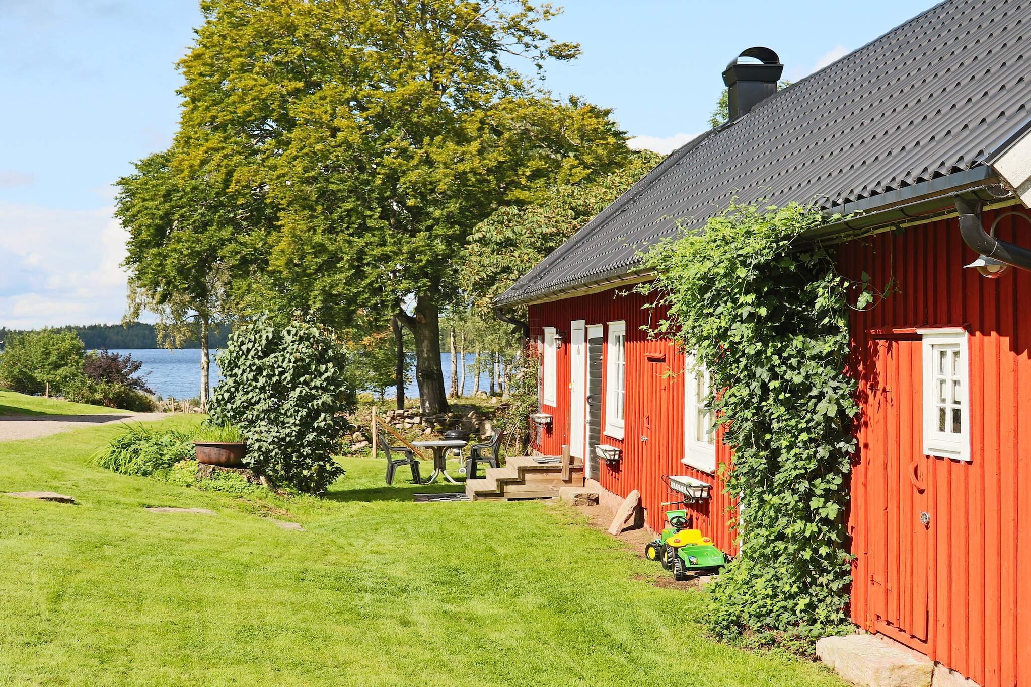 Internet Access DSL, Kitchen(cooker(electric), coffee machine, microwave, dishwasher, fridge-freezer), Living/bed room(double folding bed), bedroom(double bed), bathroom(washbasin, shower, toilet, washing machine), fireplace, hood, cot, heating(electric), garden furniture, parking, high chair, water from well