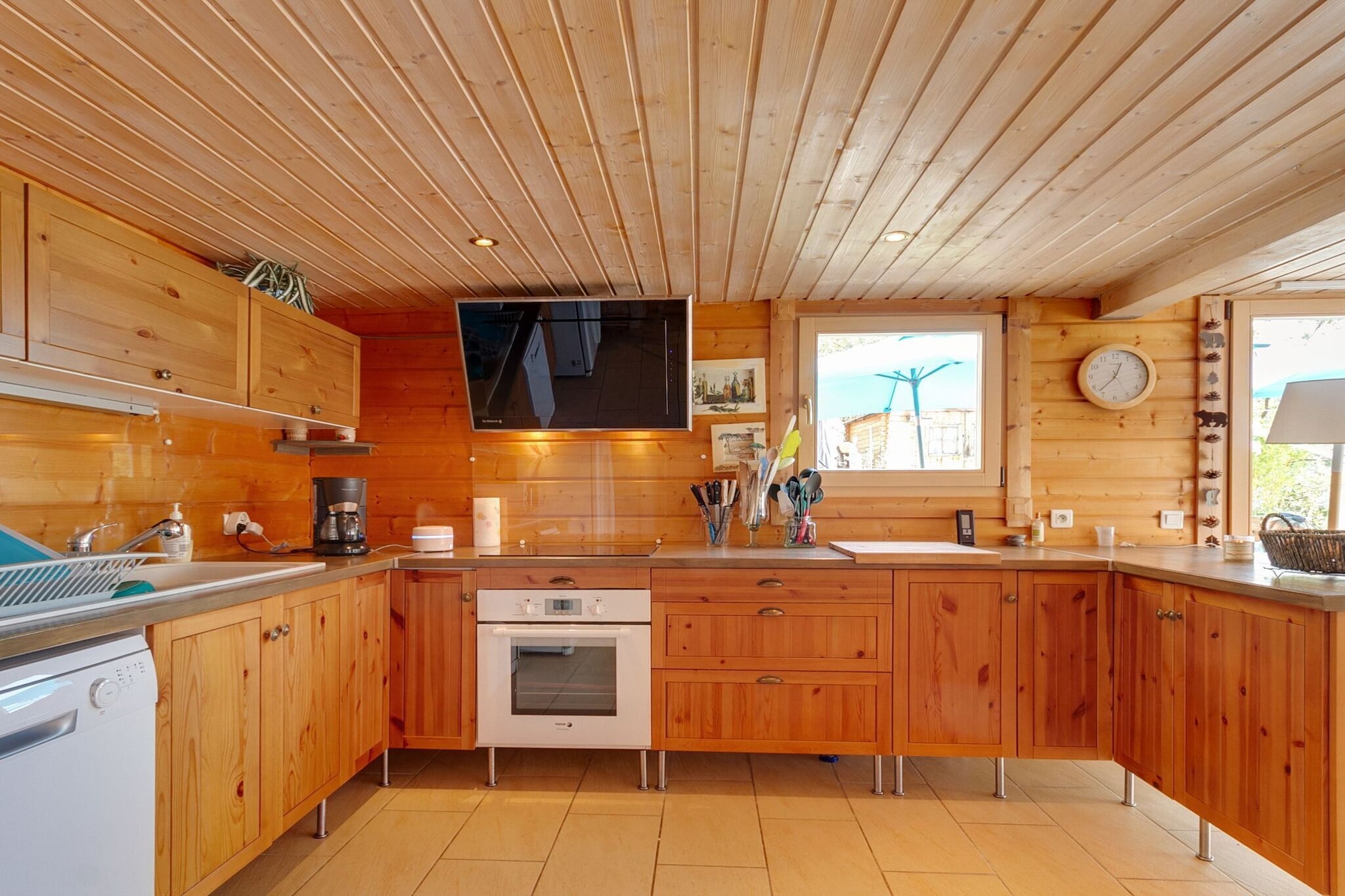 Ground floor: (Living room(TV(international television channels, no dutch television channels), fireplace, DVD player, stereo unit, terrace), open kitchen(hob(4 ring stoves, induction), hood, coffee machine, oven, microwave, dishwasher, fridge-freezer), bedroom(double bed(160 x 200 cm)), bedroom(double bed(160 x 200 cm)), bathroom(shower, washbasin), toilet)\n\nOn the 1st floor: (bedroom(double bed(140 x 200 cm)))\n\nwashing machine, heating, air conditioning, terrace, terrace(60 m2), garden, garden furniture, BBQ, parking
