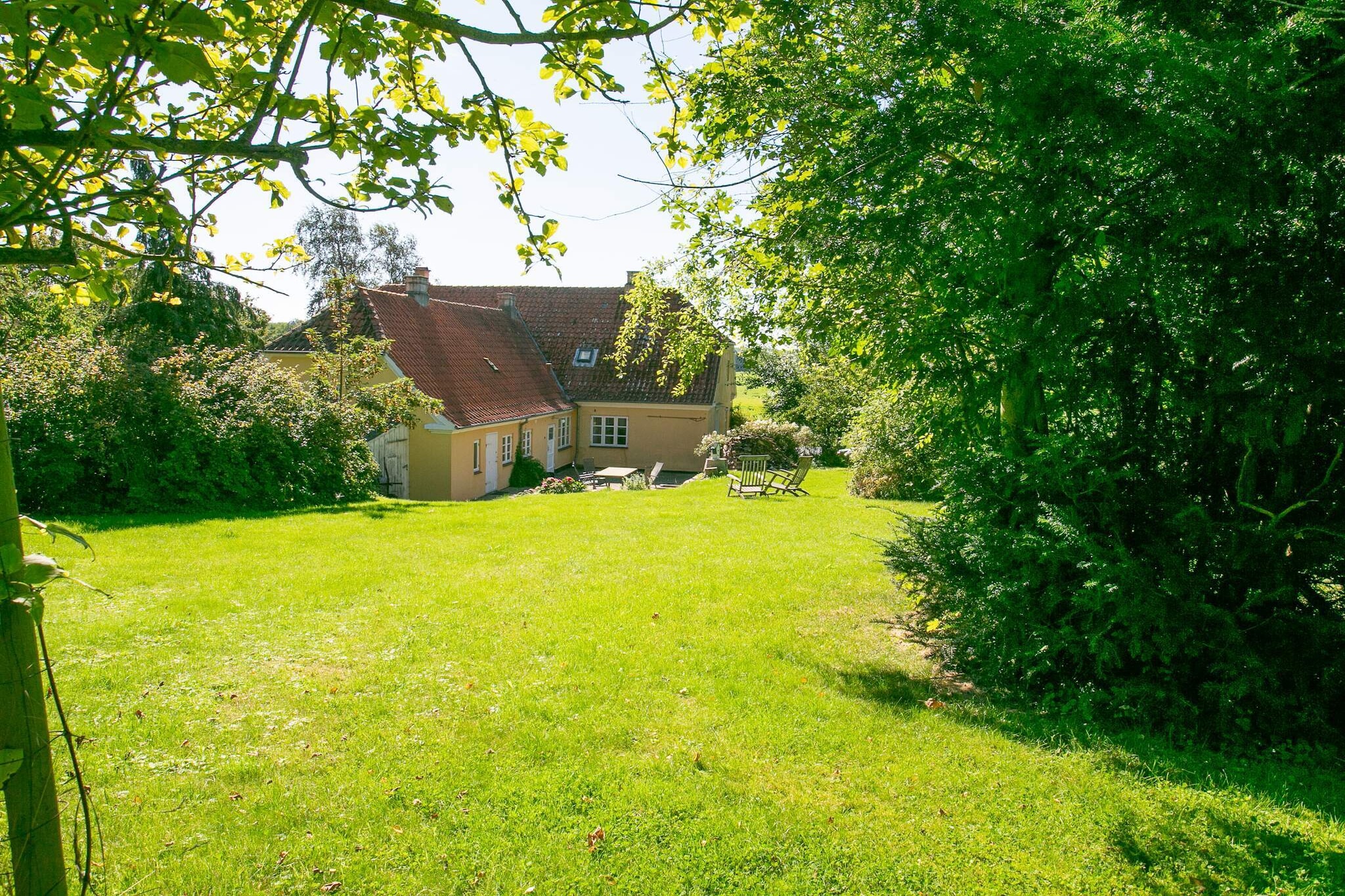 Kitchen(cooker(2 ring stoves), coffee machine, oven, dishwasher, fridge-freezer), Living/bed room(TV, chromecast), Living/bed room(TV, chromecast), bedroom(double bed), bedroom(double bed), bedroom(single bed), bedroom(2x single bed), bathroom(washbasin, shower, toilet), washing machine, garden furniture, sun loungers, geothermal energy, air to water heatpump