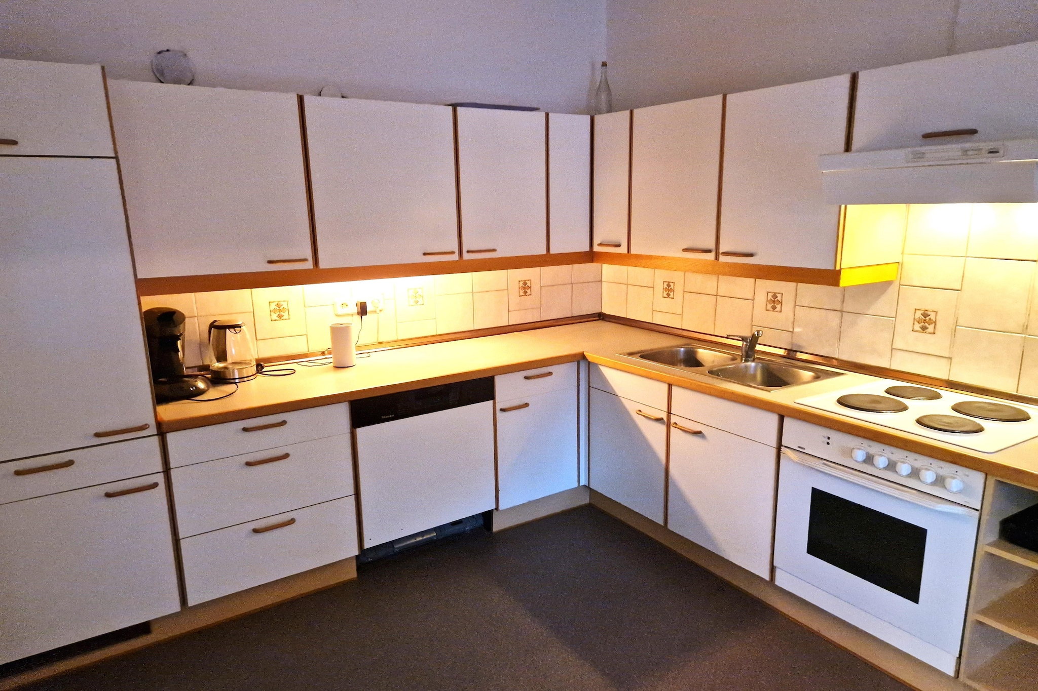 On the 1st floor: (hallway, Living room(seating area), Kitchen(stove, seating area, cooker, coffee machine, oven, microwave, dishwasher, fridge-freezer), bedroom(double bed, TV), bedroom(double bed, TV), bedroom(single bed, TV), bedroom(single bed, double bed, TV), bathroom(bathtub with shower, washbasin, washing machine), toilet)\n\ngarden, parking