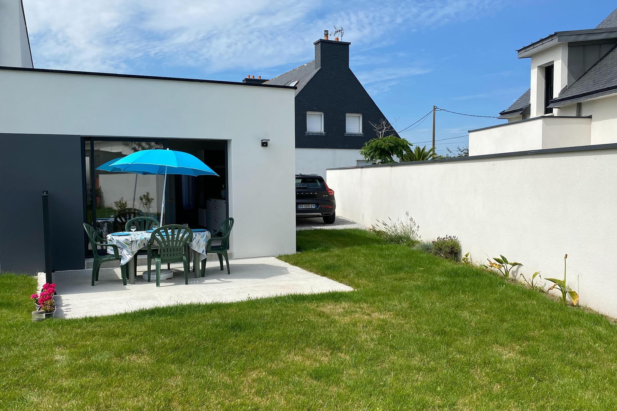 Ground floor: (open kitchen(electric kettle, toaster, cooker(4 ring stoves, induction), coffee machine(cups), oven, microwave, dishwasher, fridge-freezer), Living/diningroom(TV(no dutch television channels, no german television channels)), bedroom(double bed(140 x 190 cm)), bathroom(shower, toilet))\n\nterrace, garden, garden furniture, BBQ, parking