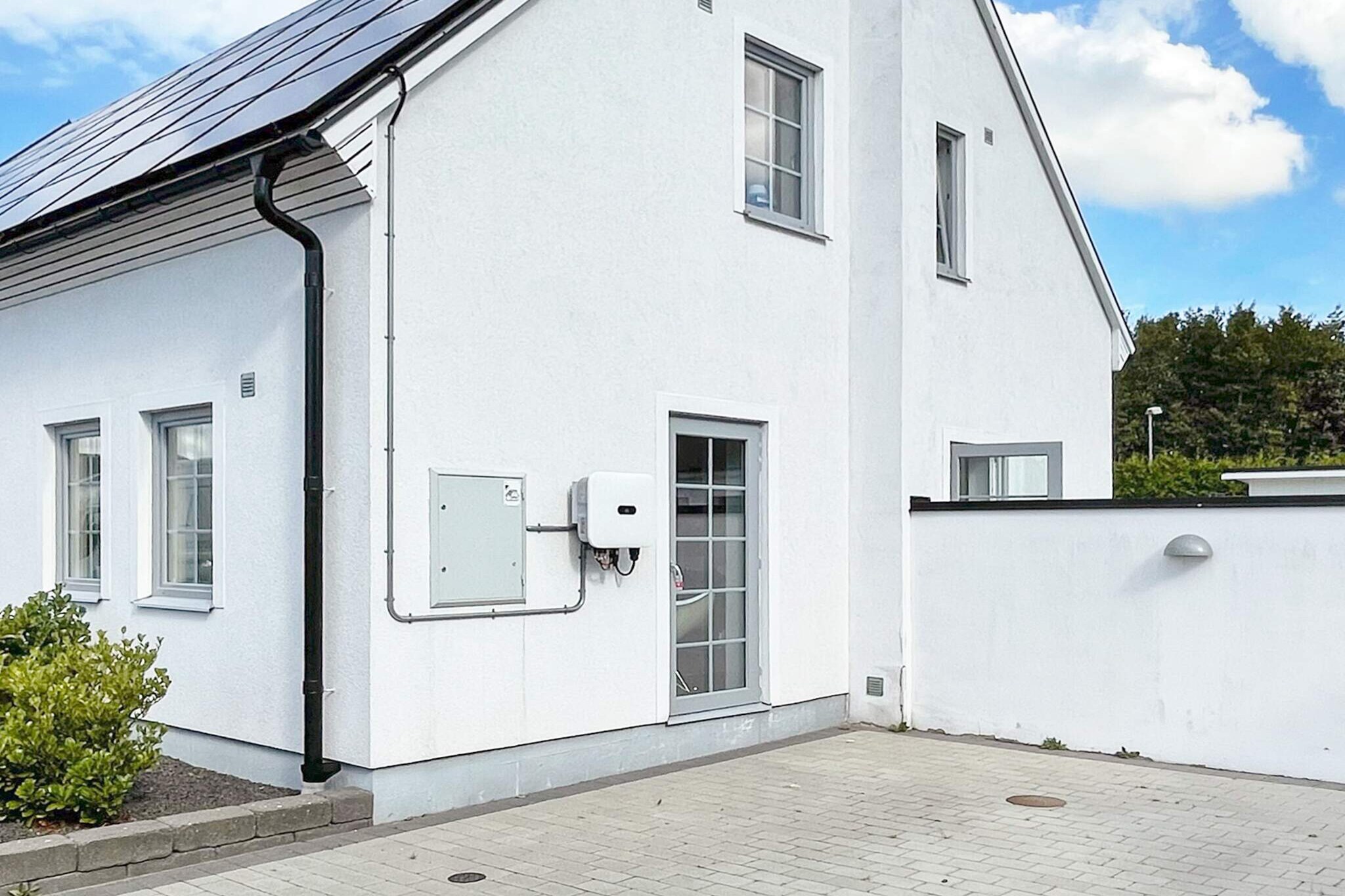 Annex: (double folding bed)\n\nAnnex: (tumble dryer, washing machine)\n\nKitchen(stove(induction), cooker(electric), coffee machine, oven(mini), dishwasher, fridge-freezer), Living/bed room(TV, netflix), bedroom(single bed), bedroom(single bed), bedroom(single bed), bedroom(single bed), bedroom(double bed), bathroom(washbasin, shower, toilet), bathroom(washbasin, shower, toilet), Bubble bath(outside, heated, 6 persons), balcony, garden, garden furniture, sun loungers, air to water heatpump