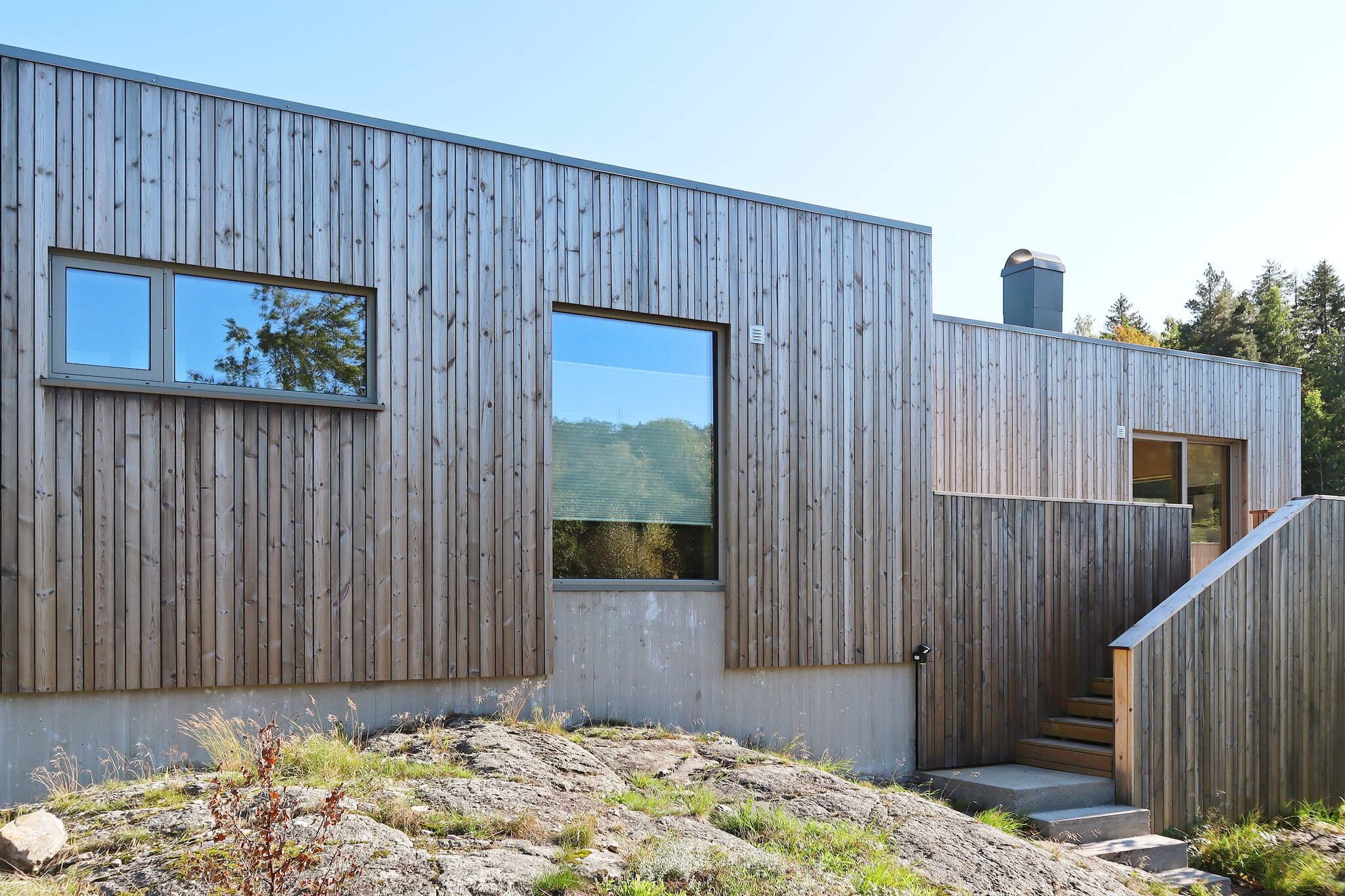 Modern holiday home with plenty of space. Great views and short distance to fishing and swimming opportunities. Possible to rent a boat nearby. Great holiday home located on a sunny plot with a view of the fjord, which can be enjoyed from the lounge/kitchen through large windows or from the spacious terrace. All rooms on one level: 4 bedrooms, each with a double bed, bathroom, TV lounge and a large living room/open kitchen. Wood stove for cozy evenings or winter days, firewood is included in the price. Board games for the whole family. Start the day with honey and eggs from the neighborhood or visit the pottery workshop on the opposite side of the road. Relax in a hammock between two trees or in a sunbed on the terrace. Take a swim from the nearby swimming area. In the evening, you can enjoy the barbecue or the catch of the day out on the open terrace. RisÃ¸r offers cozy streets, restaurants, and niche shops. many different events throughout the year, like the Chamber Music Festival, Wild Wine Market, or the Tree Boat Festival. The saltwater aquarium at the Dampskipbrygga can also be recommended. From RisÃ¸r, you can take a boat to Stangholmen with a lighthouse, two restaurants, and concerts throughout the summer. The holiday house is great if you are considering a stay during winter outside the major skiing destinations. Cross-country skiing on the illuminated track at SÃ¸ndeled (7 km), and VegÃ¥rshei Ski and Activity Center with an alpine slope only 24 km away. At Camp Skarvann (4 km), you can hire canoes for paddling on the lake. A visit to KragerÃ¸ and Tvedestrand can also be recommended. â€œThe Little Zooâ€ at Brokelandsheia with Norway's largest rainforest only 15 km away is a great experience with the little ones.