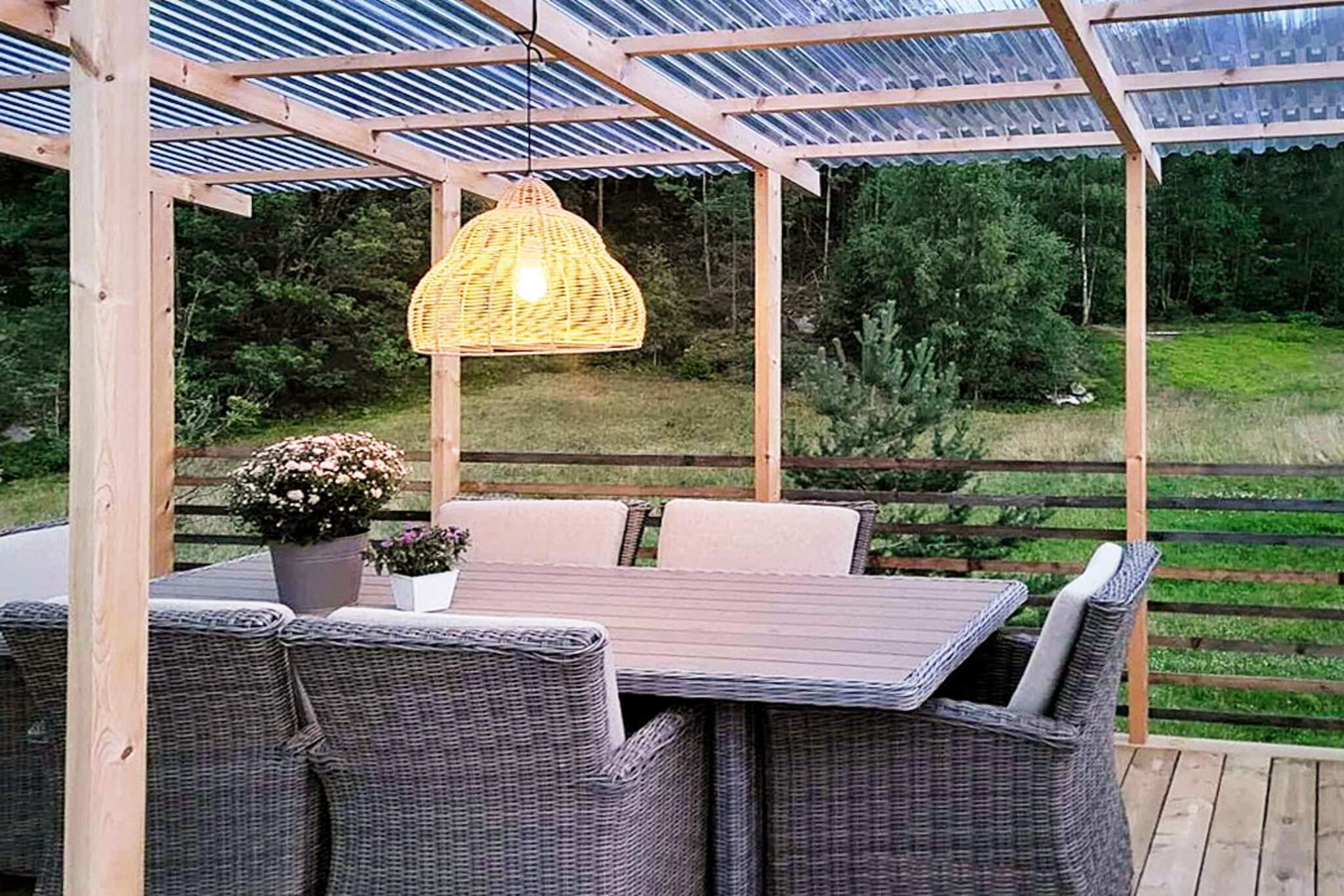 Internet Access DSL, open kitchen(cooker(electric), hood, coffee machine(filter), waffle iron, microwave, dishwasher, fridge, freezer(60-99L), washing machine, high chair), Living/bed room(42 m2)(TV, DVD player, Blu-ray player, radio, chromecast), Living/bed room(16 m2), bedroom(double bed, cot), bedroom(double bed), bedroom(double bed), bedroom(double bed), bathroom(floor heating)(washbasin, shower, toilet), heating(electric), terrace(90 m2), garden, garden furniture, BBQ, parking, outdoor fireplace