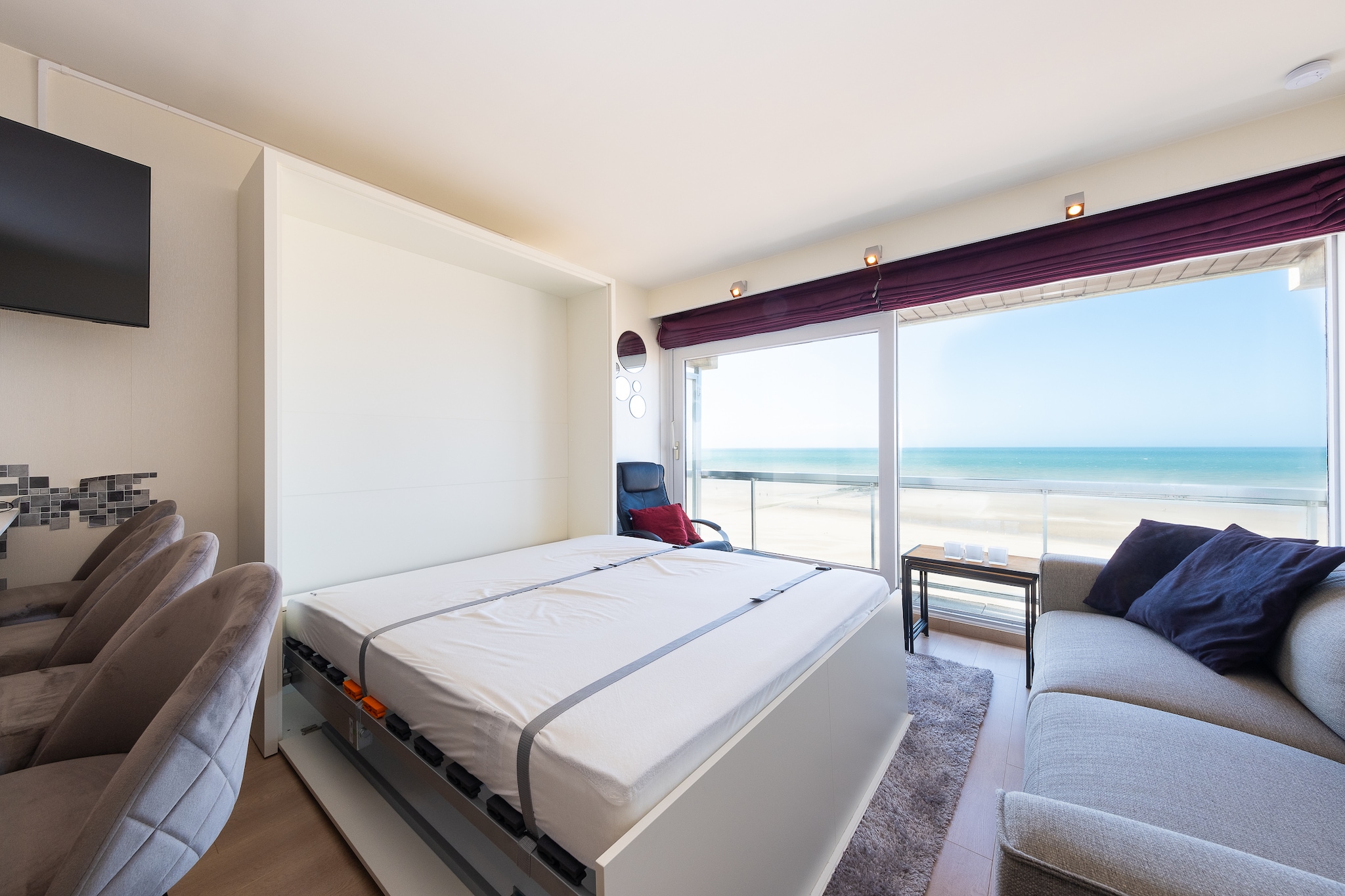 Ground floor: (Kitchen(coffee machine, oven, microwave, fridge, fridge-freezer), Living/bed room(double sofa bed(twin duvet, 160 x 200 cm), TV, dining table, seating area, balcony), sleeping niche(bunk bed(duvet, 80 x 200 cm)), bathroom(bath tub, hairdryer), toilet(guest toilet), lift)\n\nInternet access, terrace