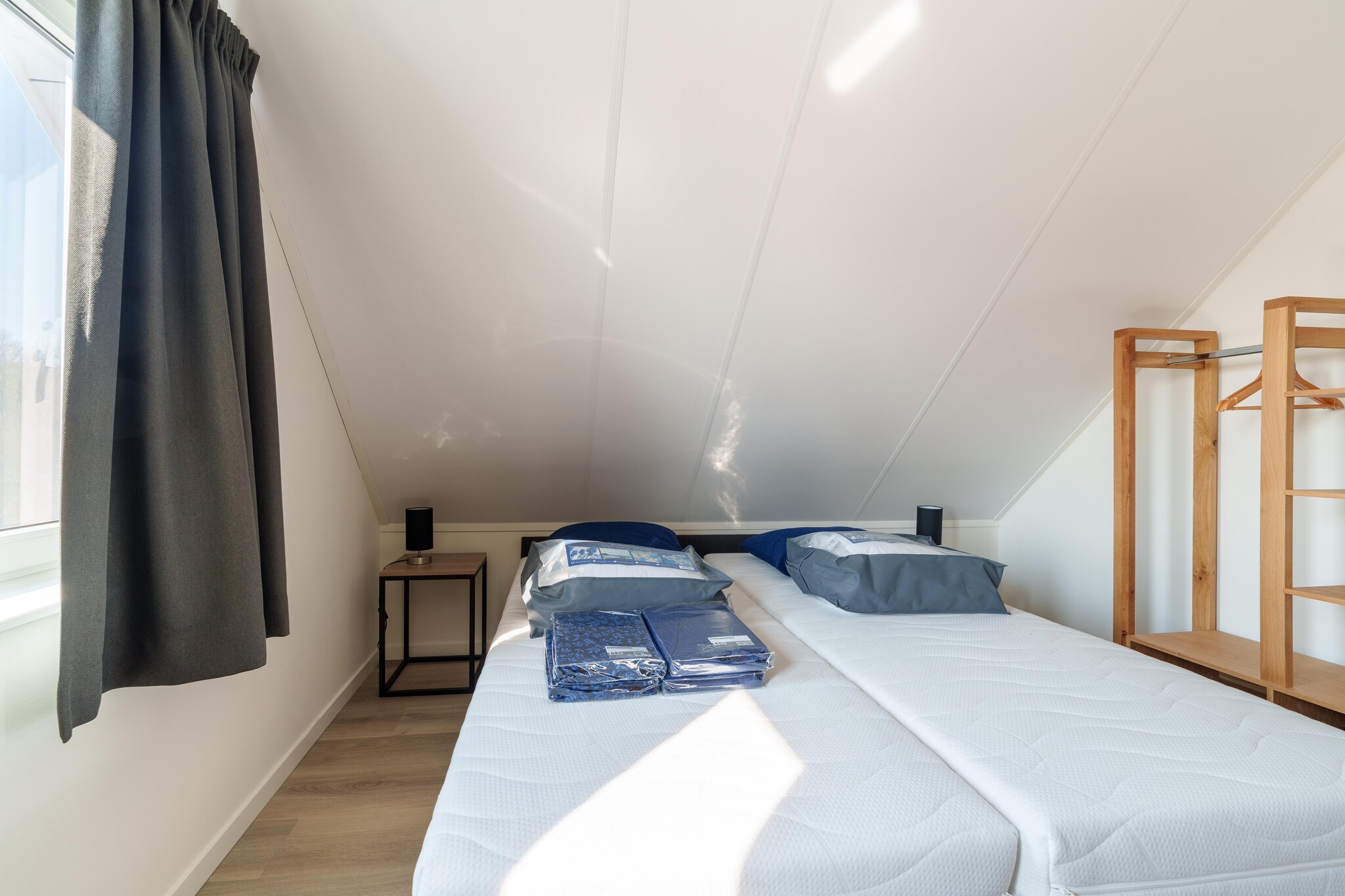 Ground floor: (hallway, Living room(TV, seating area), open kitchen(hob, electric kettle, coffee machine(pads), coffee machine(filter), combination microwave, dishwasher, fridge(+ freezer)), toilet(washbasin, toilet), pantry)\n\nOn the 1st floor: (bedroom(single bed, single bed), bedroom(single bed, single bed), bathroom(shower, sauna, washbasin, toilet))\n\ngarden doors, terrace, garden, garden furniture, parking