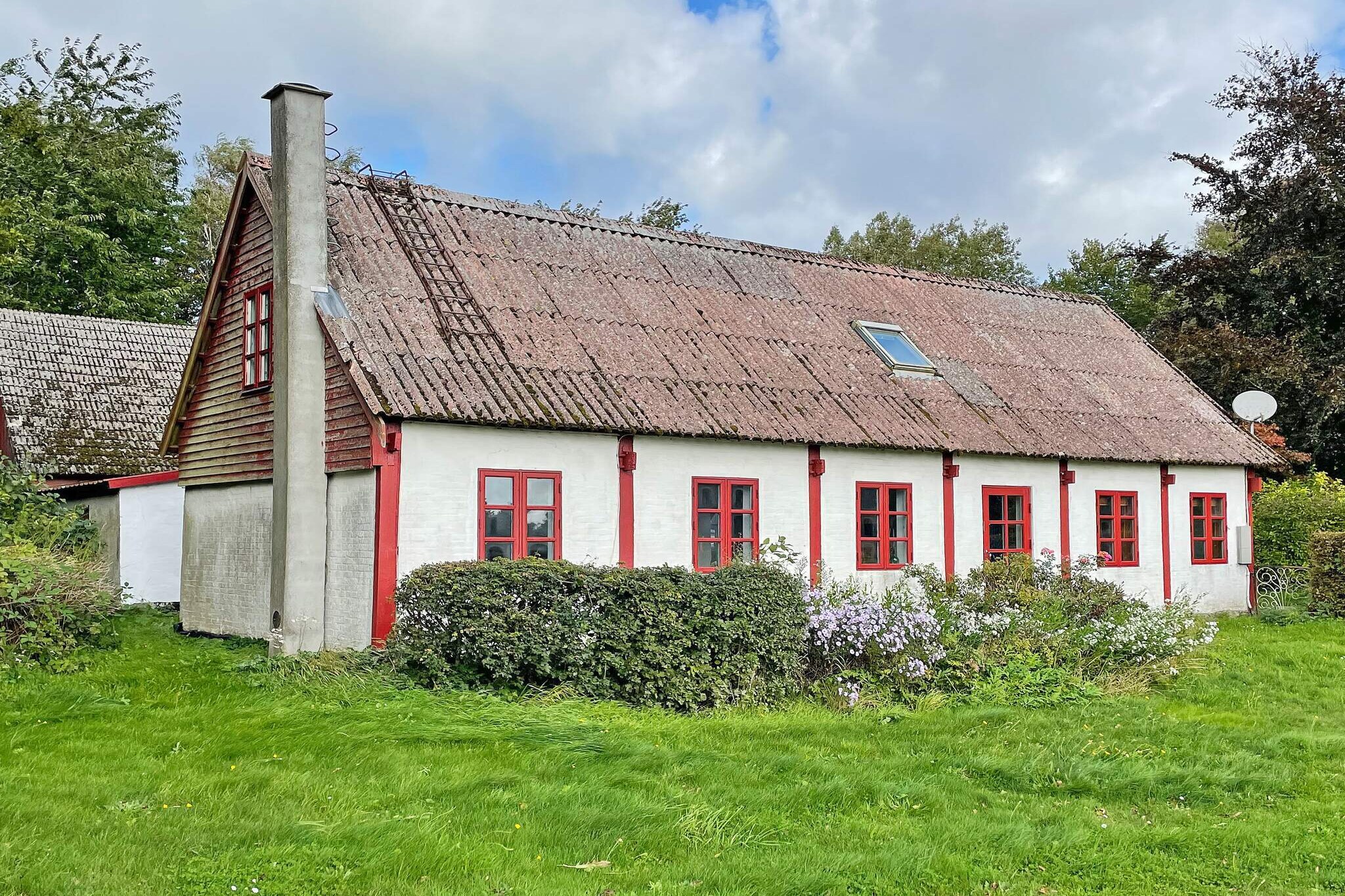 Internet Access DSL, Kitchen(cooker(4 ring stoves, gas), hood, coffee machine, dishwasher, fridge-freezer), Living/bed room(TV(danish TV channels (DR1 and TV2))), bedroom(double bed), bedroom(double bed), bedroom(single bed), bathroom(washbasin, shower, toilet, washing machine), heating(electric), garden furniture, BBQ