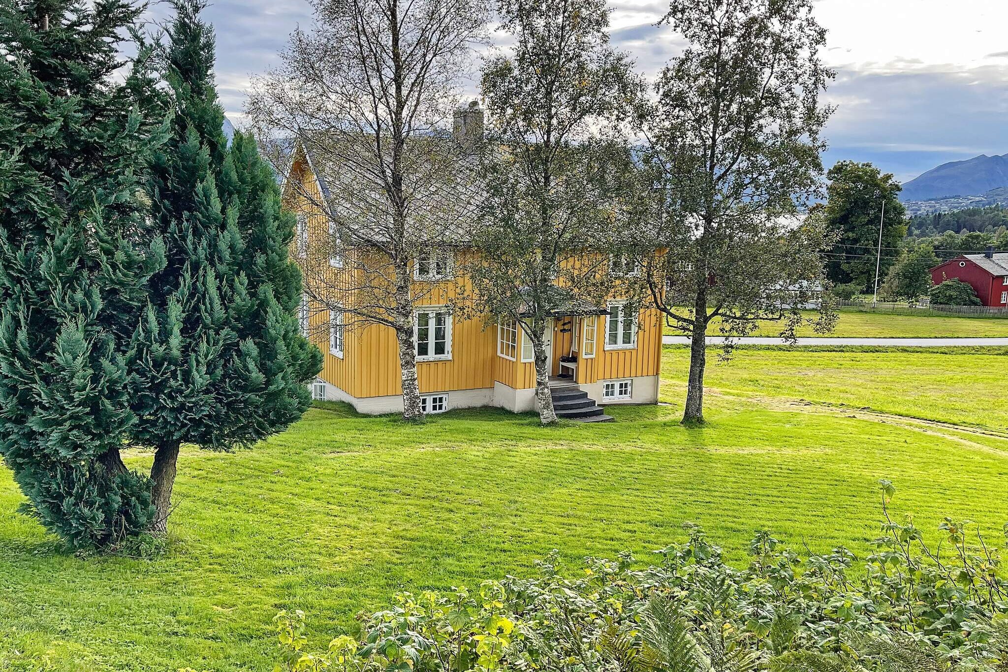 Kitchen(8 m2)(cooker(electric), hood, coffee machine(filter), waffle iron, dishwasher, fridge, freezer(> 250L), tumble dryer, washing machine, high chair), Living/bed room(20 m2)(TV(satellite, german television channels, norvegian TV channels ), radio), bedroom(2x single bed), bedroom(single bed), bedroom(double bed), bedroom(single bed), bathroom(floor heating)(bathtub or shower, washbasin, toilet), heating(electric), terrace(19 m2), garden, garden furniture, BBQ, parking