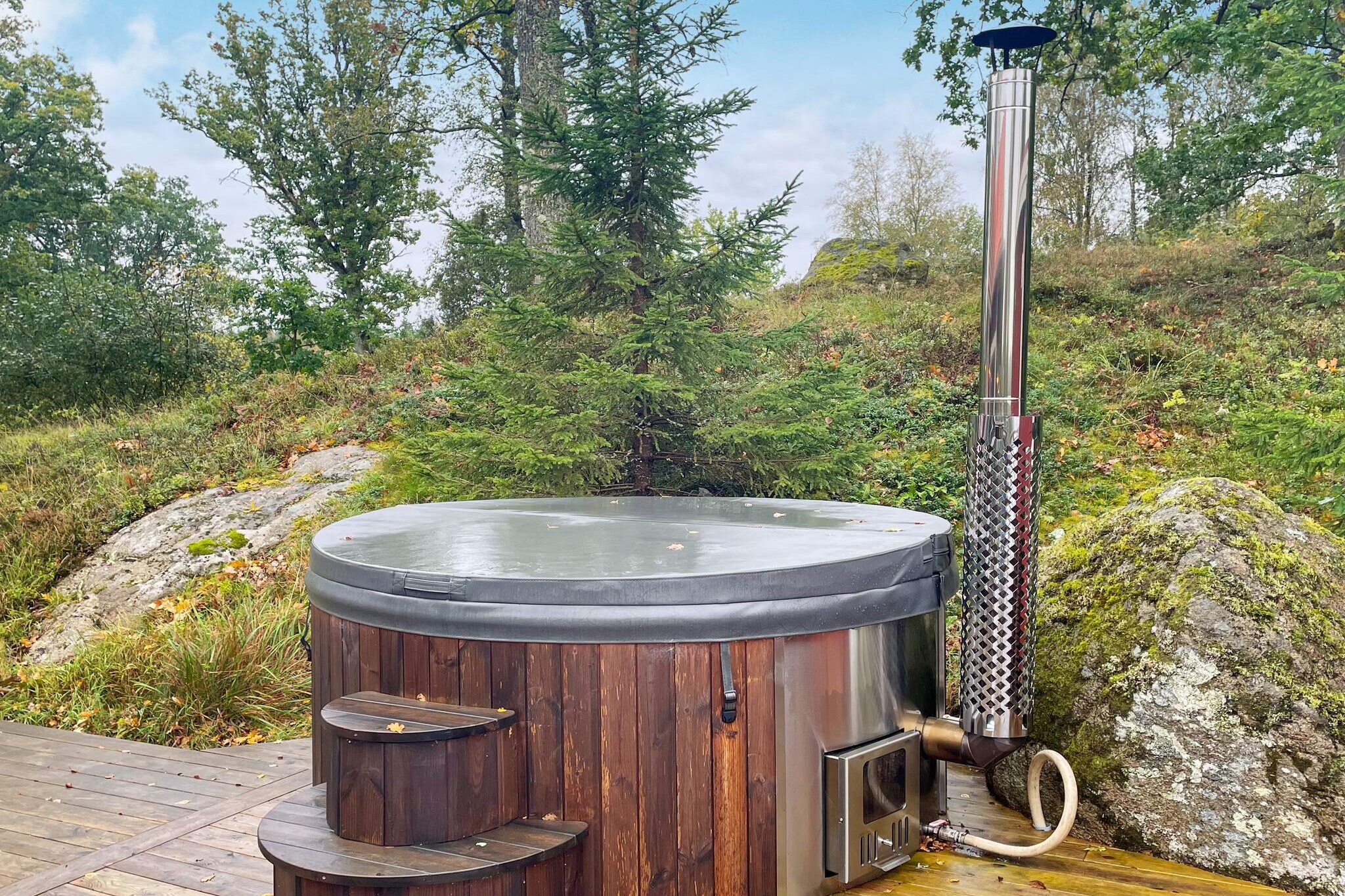 Annex: (double bed)\n\nInternet Access DSL, Kitchen(stove(induction), coffee machine, oven, microwave, dishwasher, fridge-freezer, water from well), Living/bed room(TV, chromecast), bedroom(double folding bed), bedroom(3x single bed), bedroom(double bed), bathroom(floor heating)(washbasin, shower, toilet), bathroom(washbasin, toilet, washing machine), conservatory, bath tub(outside), sauna(indoor), heating(electric), terrace(roofed), parking, air to air heatpump