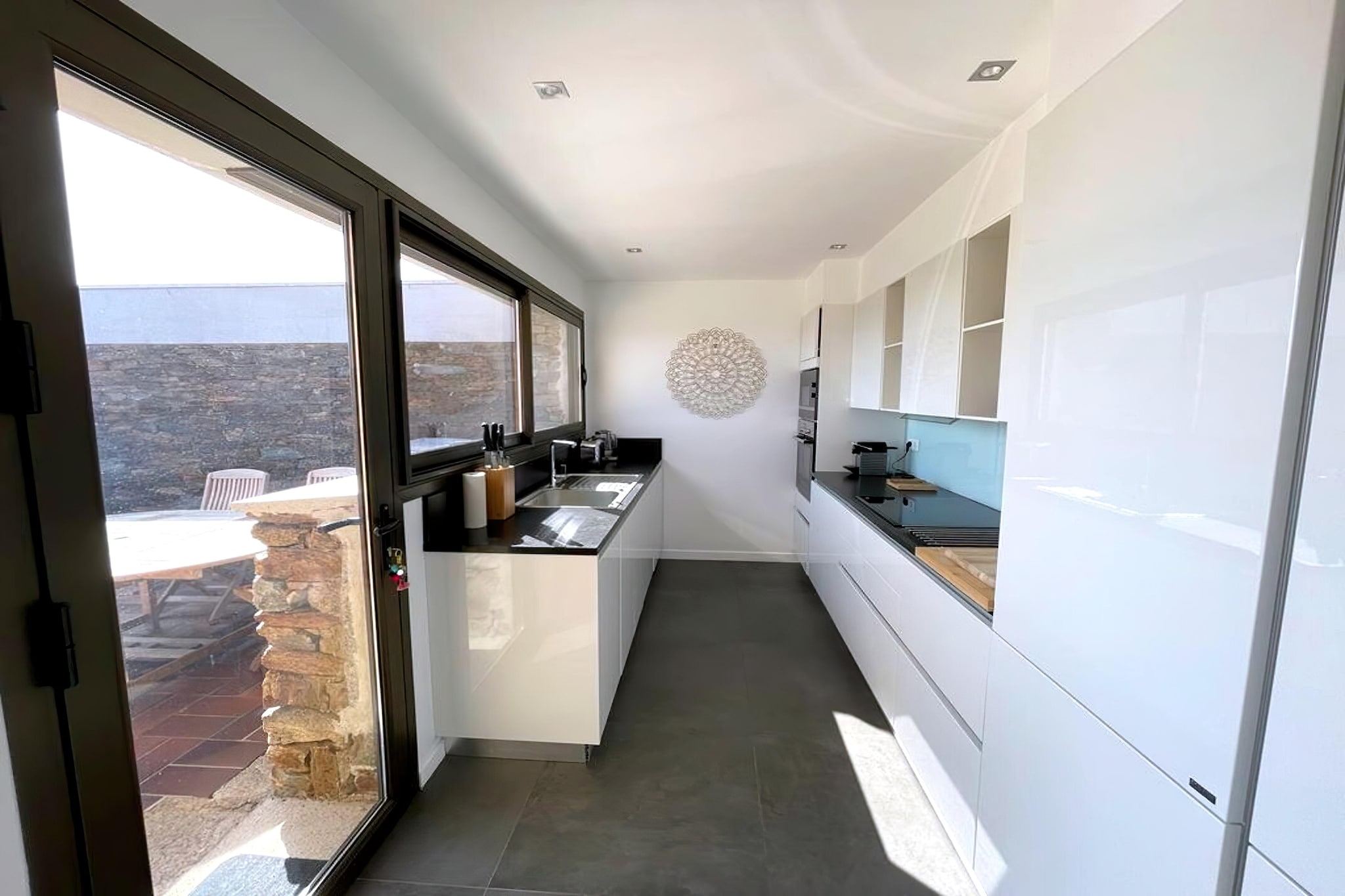 Ground floor: (Kitchen(electric kettle, toaster, cooker(induction), hood, espresso machine, oven, microwave, dishwasher, fridge-freezer, washing machine, ironing board, iron), Living/diningroom(TV(flatscreen, smart TV), dining table, seating area), bedroom(double bed(160 x 200 cm)), bedroom(single bed(80 x 200 cm), single bed(80 x 200 cm)), Bedroom with bathroom(double bed, shower, washbasin, toilet), bathroom(shower, washbasin), toilet, air conditioning, terrace, sun loungers)\n\ndining table(6 persons), terrace, garden, parking, tennis court(shared with other guests), lounge set, party games, plancha grill