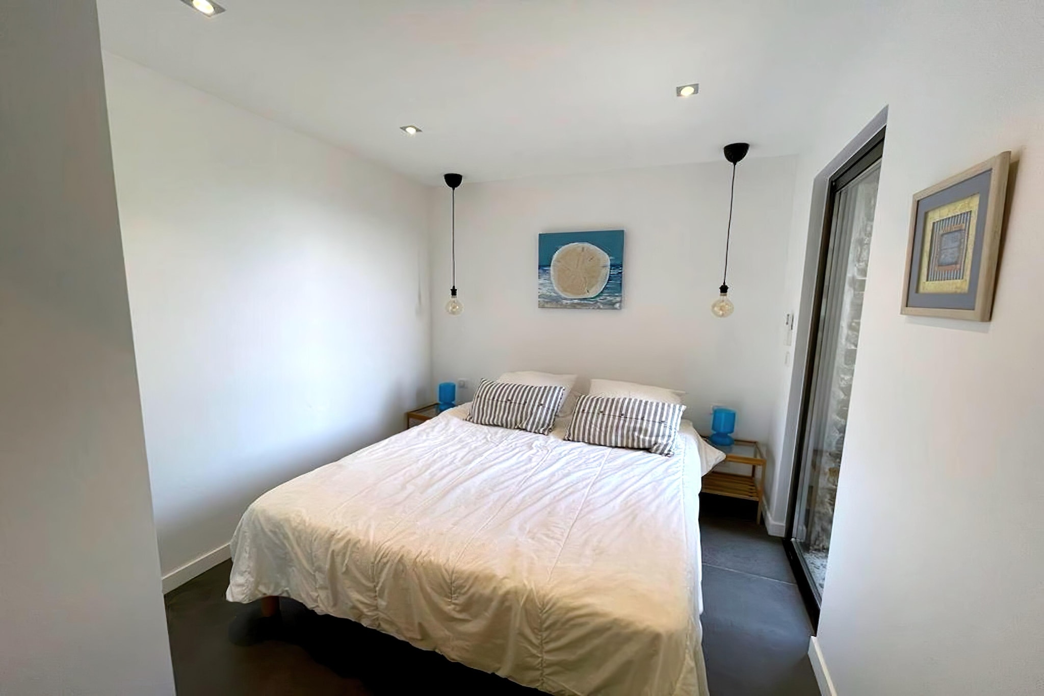 In the Gaou area, this nice villa will charm you with its exceptional view of the sea and the greenery. The house is fully air-conditioned with a large living room, dining room, a fully equipped kitchen for preparing delicious meals, a comfortable 2-bedrooms with a shared bathroom and a master suite. The Domaine du Gaou Bénat, located in the territory of Bormes-les-Mimosas, is one of the privileged places in the Mediterranean. This private and guarded estate, which extends over more than 160 hectors of magnificent vegetation, benefits from a beautiful private beach facing the Hyères Islands. In this green setting the villas, all built from dry stone from the Bormes quarries, disappear behind the pines and cork oaks. The air conditioning villa ensures the house remains cool. Relax on the sun loungers or enjoy a drink on the terrace. In the kitchen, you can prepare delicious meals and have them on the dining table in the living room/dining room. The bedroom is comfortable for providing the peaceful sleep. Parking is available here. With Belvilla, an unforgettable holiday is guaranteed. We offer a wide range of unique holiday homes that will make your summer holiday, weekend getaway or skiing holiday extra special. Our range includes more than 40,000 holiday homes in 20 European countries. Whether you are looking for an authentic country house with pool in France, a charming house in Tuscany or a cosy chalet in the Alps - with us you will find the perfect accommodation for your family, as a couple or large group. Our holiday homes are located in beautiful places, be it on the coast, high in the mountains or in the middle of the city. Each house is unique and reflects the regional characteristics. At Belvilla you enjoy absolute freedom and privacy. You can have breakfast in your pyjamas or talk undisturbed in the evening without having to worry about curfew. In your own holiday home you can prepare delicious meals with local ingredients or take a relaxing break at any time. You stay among locals and experience the authentic atmosphere of the region first hand. Our homeowners or managers are discreetly available on site and will be happy to give you valuable insider tips about the area. At Belvilla, we are constantly on the lookout for new homes and destinations that meet the wishes of our guests. Book your holiday today and we will ensure an unforgettable stay in one of our unique holiday homes.