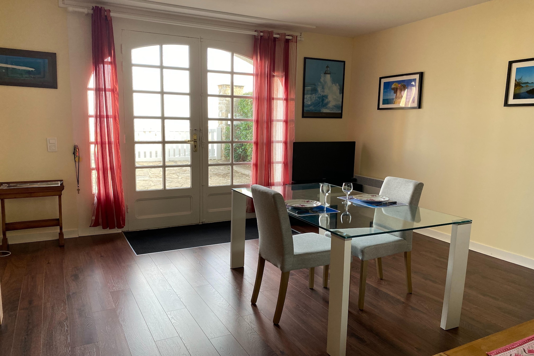 Ground floor: (Kitchen(electric kettle, toaster, cooker(5 ring stoves, gas), coffee machine(filter), espresso machine, oven, microwave, fridge, freezer, bath tub), Living/diningroom(TV(german television channels, no dutch television channels)), bedroom(double bed(160 x 190 cm), TV(german television channels, no dutch television channels)), toilet)\n\nwashing machine, garden furniture, sun loungers, BBQ(shared with the owner ), parasol