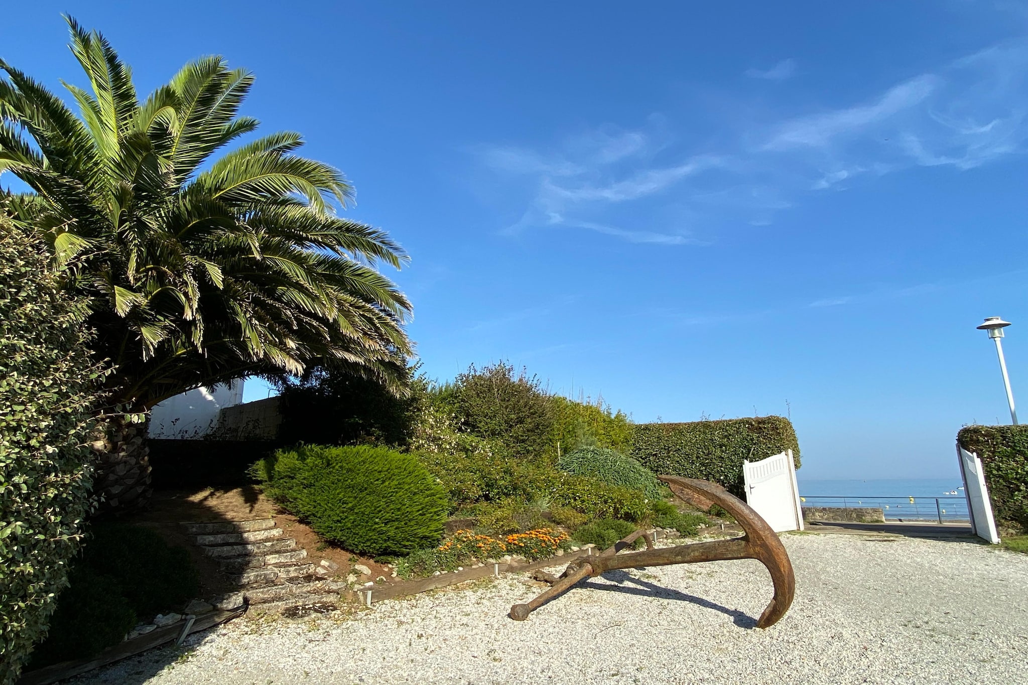 Facing the sea and the splendid Lodonnec beach, this charming ground-floor apartment in a family home welcomes you to a unique setting with a large garden and a private area for sunbathing or dining al fresco. The cozy and original interior surprises with its unusual layout: a modern kitchen sharing the space with an elegant bathtub. A cozy little nest, perfect for a vacation for two, where each day begins with the sound of the waves and ends with stunning sunsets.
Located in Loctudy, in the heart of the Pays Bigouden region, it's an ideal starting point for exploring South Finistère: the fishing ports of Guilvinec and Lesconil, La Torche beach, a renowned surf spot, or Pont-l'Abbé with its castle, boutiques, and crêperies (7 km). Also nearby are Bénodet and its chic atmosphere, as well as the beautiful historic town of Quimper.