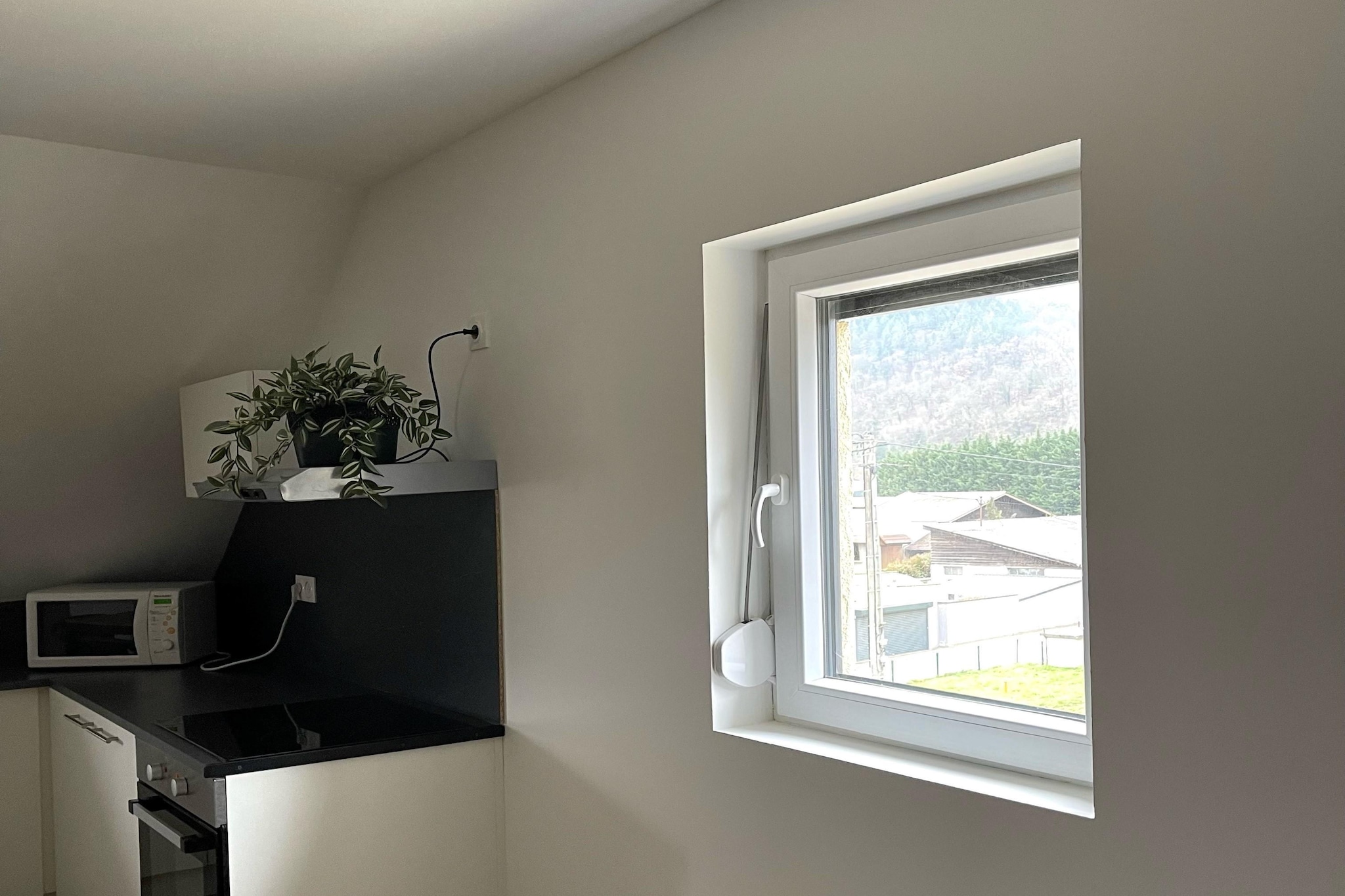 On the 2nd floor: (open kitchen(electric kettle, cooker, hood, espresso machine, oven, microwave), Living/diningroom(TV(flatscreen), dining table(4 persons), seating area), bedroom(double bed), bedroom(single bed, single bed), bathroom(shower, washbasin, toilet))\n\ngarden(> 1000 m2), garden furniture, parking