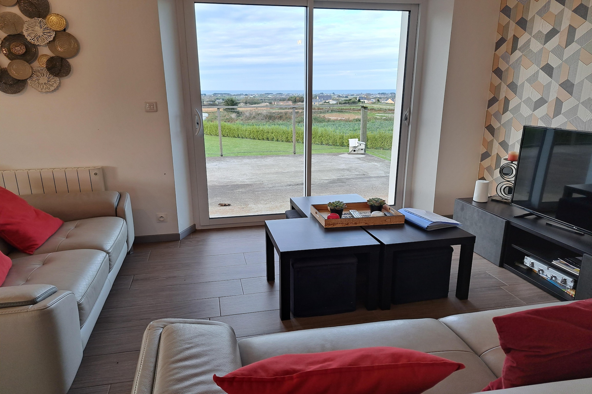 The sea views are omnipresent in this tastefully furnished holiday home in a rural setting. With a spacious living area, 2 bedrooms and 2 bathrooms, the comfortable accommodation is ideal for 2 couples who are friends and would like to have enough privacy. On the 80 sqm terrace surrounding the house, which is equipped with comfortable lounge furniture, you can enjoy the fantastic, unobstructed view of the sea at any time of the day. The beautiful beaches of Plouescat (Keremma, Porsmeur) and the white sandy beach of Les Amiets in Cleder are practically the same distance (approx. 4.5 km). An ideal location for your Brittany holiday!
Very close by is the picturesque town of Roscoff with its lively harbor, a spa complex known throughout France and its numerous creperies and fish restaurants. You can take the boat to the offshore island of Batz, where there is, among other things, a lush palm garden. Beyond the Bay of Morlaix is the beautiful Pink Granite Coast, which is definitely worth a trip.