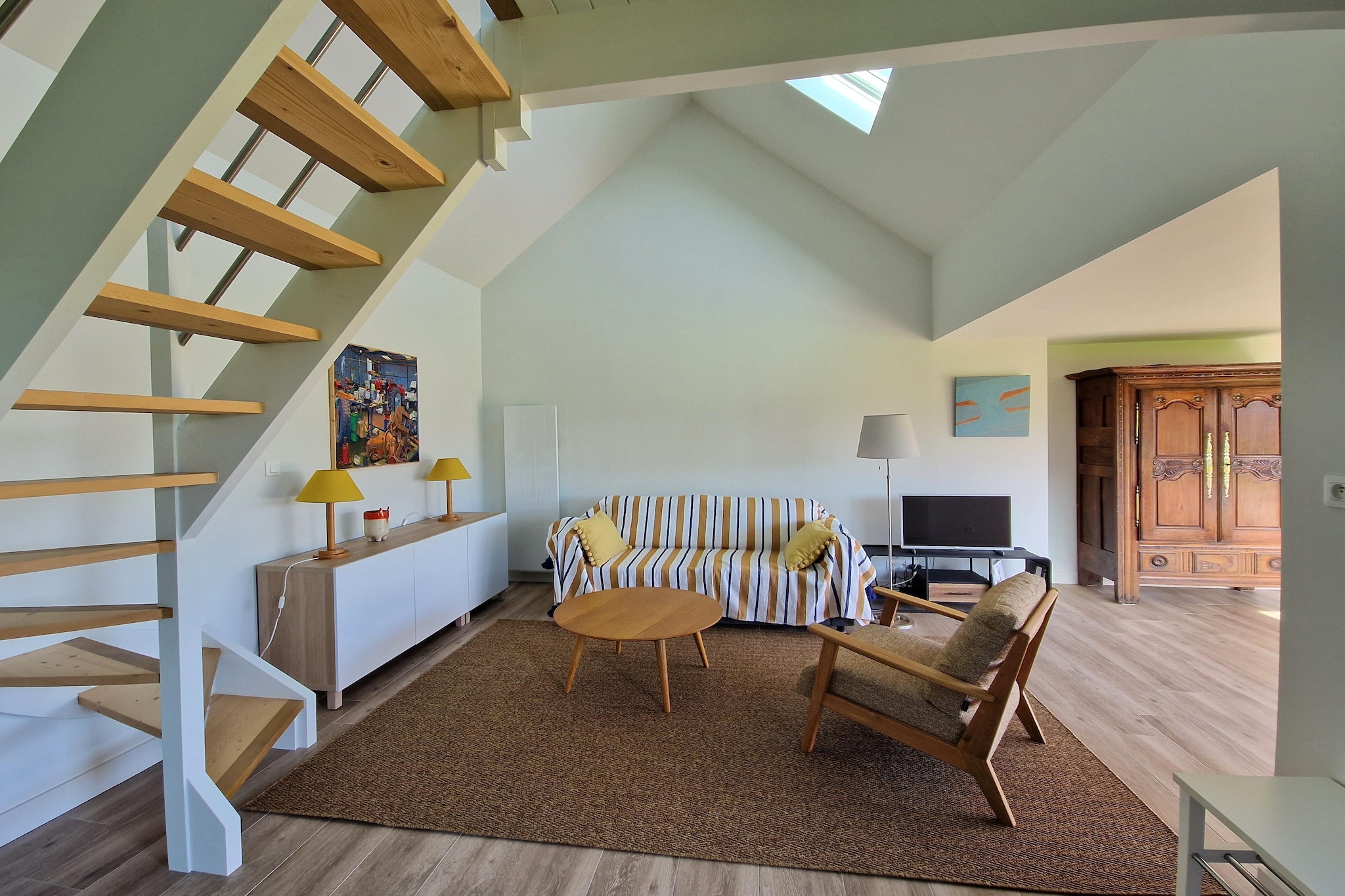 Charming holiday home, ideal for a couple, but able to accommodate 4 people, thanks to the comfortable sofa bed in the living room. The sleeping area on the mezzanine is accessible by a very designer staircase. The whole has been renovated perfectly, combining modern comfort and traditional Breton elements. You will also appreciate the calm and peaceful environment just a few minutes walk from Guerzit beach (1 km).

The eight beaches belonging to the commune are located at the eastern end of the bay of Morlaix and are spread over more than 17 km of coastline. In addition to wide fine sandy beaches, supervised in summer, you will also find small protected coves there. . Plougasnou is located on the border of the two departments of FinistÃ¨re and CÃ´tes d'Armor. An ideal central location for undertaking attractive excursions in both regions: to the west, the small town of Morlaix, the picturesque spa and port resort of Roscoff and the seaside resort of Carantec, to the north-east, we are very close to the fantastic Pink Granite Coast with the popular seaside resort of Perros Guirec.
