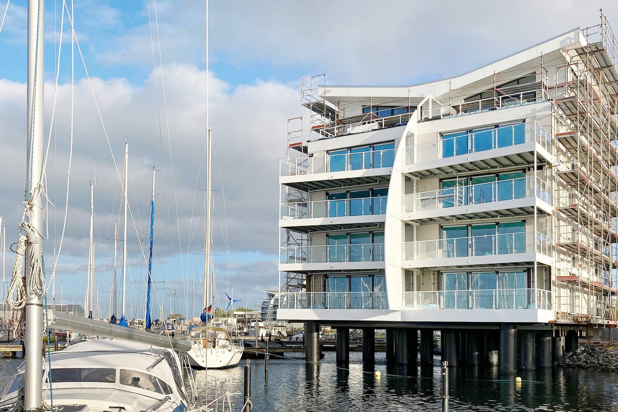 Moderne Wasservilla am Yachthafen