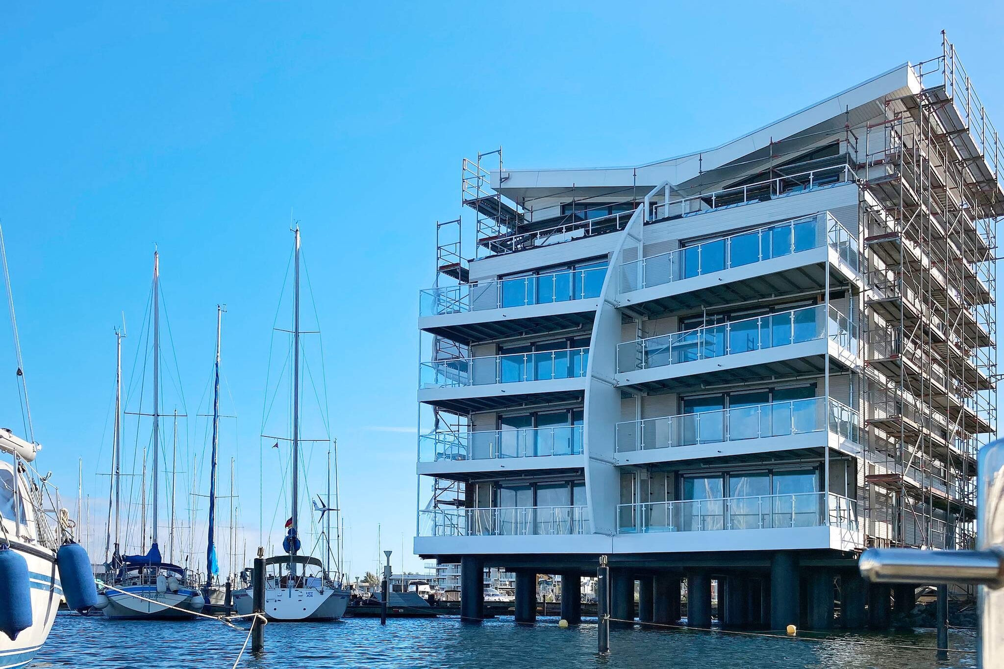 Villa aan het water op een locatie in de haven