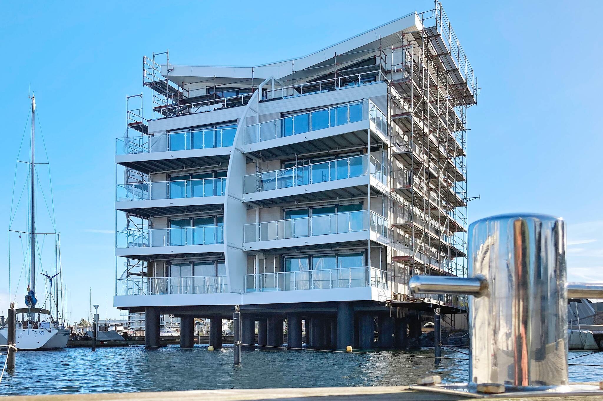 Internet Access DSL, open kitchen(cooker(electric), hood, coffee machine, microwave, dishwasher, fridge(+ freezer)), Living/bed room(double folding bed, TV(satellite, german television channels), Blu-ray player, stereo unit, gas fireplace), bedroom(double bed), bathroom(floor heating)(Steam bath, washbasin, shower, toilet), fridge-freezer, terrace