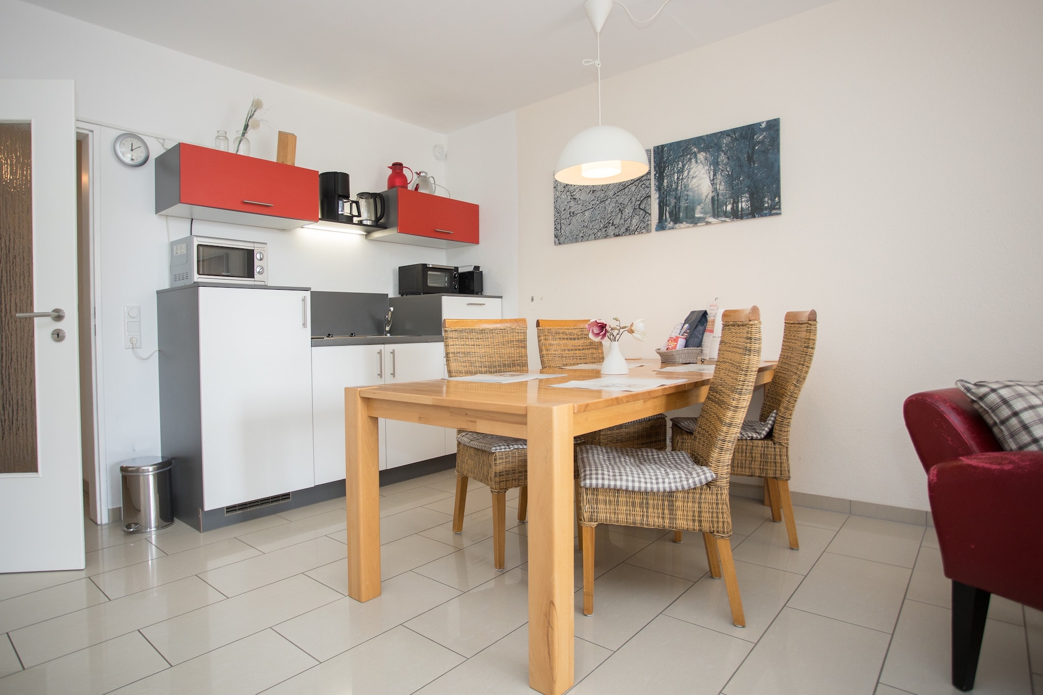 This cosy apartment is about 20 minutes from the beautiful town of Winterberg and has a great view of the mountains from the balcony. The location is perfect, with nearby access to Kappe Adventure Mountain and just across from the bike park and ski area. This accommodation serves as an excellent base to explore all the wonderful things Winterberg offers in any season.
The apartment is located on the second floor of the apartment complex and is accessible by elevator. It has an open-plan living area which contains the kitchen, living room and dining table. The sitting area by the television has a sofa and separate armchairs, and the PlayStation 4 is a great extra. The dining table next to the kitchen offers seating for four. The well-equipped kitchen has a stove, microwave oven, dishwasher, refrigerator (with freezer compartment), toaster, coffee machine and electric kettle. This one-storey apartment has one bedroom with two single beds (80 x 200 cm), a closet and a chest of drawers to store your clothes. The sofa bed in the living room provides a second sleeping option for two people. The bathroom has a shower stall, toilet, wash basin, and storage cupboard. There is a nice balcony with seating at the front of the accommodation, from which you have an excellent view of the bobsled track. A folding cot and high chair are provided for a child up to two years old. Pets are not allowed. You can park your car in the underground garage, which is accessible by elevator.
Winterberg is a wonderful holiday destination with plenty to do in summer and winter. Go hiking or cycling, or enjoy wellness and shopping in the lively town and surrounding area. During the ski season, the lively and snug Winterberg ski resort offers a wide range of adventures on skis. In summer, the nature is a sight to behold. With beautiful mountain peaks, picturesque villages and breathtaking nature, Winterberg and its surroundings offer a feast for the eyes all year round.