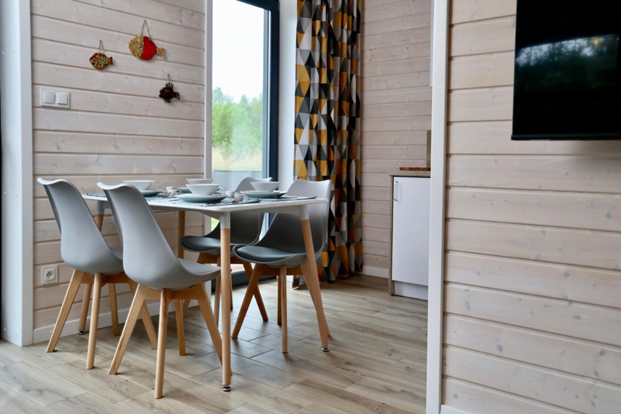 Newly built, semi-detached house on two floors with a well-kept garden. It is bright and tastefully furnished, has WiFi, satellite TV and a dishwasher. It is located next to the beach, close to all the necessary facilities for a pleasant stay. This well-maintained semi-detached house is perfect for enjoying a family vacation, resting and relaxing in Stepnica with all comforts.
Stepnica is located not far behind the German-Polish border in Western Pomerania. The distance to Stettin (Szczecin) is 25 kilometers and it is around 150 kilometers to Berlin. You can explore the boat harbor during a leisurely stroll; Also worth seeing are the classicist parish church of St. Hyazinth, a plastered half-timbered building from 1741 and the half-timbered and brick houses from the 19th and 20th centuries. Century. Afterwards, take a coffee break at the beach restaurant.
Activities nearby: The Szczecin Lagoon, approx. 100 m away, has always been a unique scenic feature as the water border between Poland and Germany and therefore an attraction for people and animals. The adjacent nature parks of Usedom and the Szczecin Lagoon are home to unique flora and fauna. In summer, various beaches attract sun-seekers and water sports enthusiasts for fun days, in winter you can let the wind blow through you and let your thoughts wander. If you want to be culturally inspired, you should take a day trip to Szczecin, on the western side of the Oder. The city is of course strongly influenced by the river and has a very interesting cityscape with several islands. Nearby there is the town of Czarnocin,