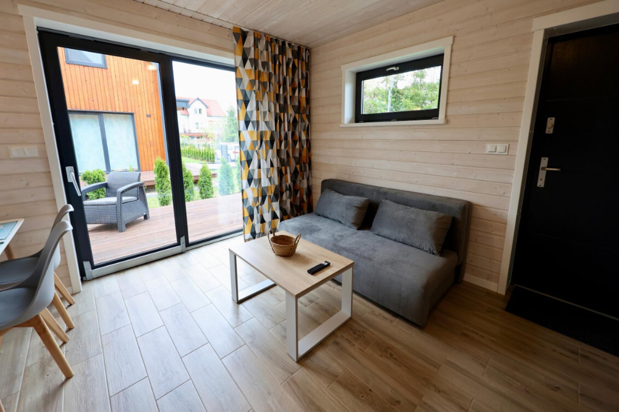 Ground floor: (Entrance, open kitchen(dining table, electric kettle, boiling water tap, toaster, cooker(2 ring stoves, electric), espresso machine, dishwasher, fridge), Living/bed room(double sofa bed, TV(german television channels), seating area), bathroom(shower, washbasin, toilet))\n\nOn the 1st floor: (bedroom(double bed or 2 single beds), bedroom(single bed, single bed))\n\nParking, terrace, garden(shared with other guests, fenced, landscaped garden), garden furniture, BBQ, trampoline, football goal, high chair