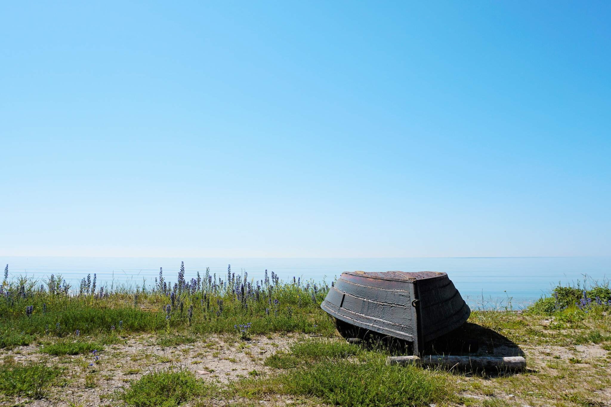 Enjoy your holiday in Tofta on Gotland, a holiday paradise you won't soon forget! Here you live in a nice cottage on a green plot with fantastic proximity to one of Gotland's finest beaches, Tofta Strand. In addition to a fantastic beach, you will also find here a number of different restaurants, shops and much more. Welcome to this gem! Pleasant cottage located on a quiet and child-friendly cul-de-sac. The cottage welcomes you with a porch under the roof where there is a nice cafe set where a coffee is good to the singing of the birds. Three bedrooms, one with a double bed, one with a single bed and one with a family bunk bed (120+90). Bathroom with wc, shower, washing machine and heated towel rail. Open floor plan between kitchen and living room. The kitchen is equipped with everything you need and a little more, such as a kettle, household assistant, toaster, dishwasher, etc. In the living room there is a lovely wood-burning stove, sofa bed and TV. From the kitchen and living room you reach the covered terrace where you can enjoy a good meal looking out over the green grounds and then go down to the beach to end the day with an evening swim! The owner is kind and lends a crate and three bicycles, one with a child seat, to his guests. Tofta is one of Gotland's most sought-after places to spend your holiday thanks to its proximity to swimming in both the sea and pool, beautiful nature, breathtaking sunsets, a wide range of restaurants and service. Perfect communications regardless of whether you come by car, bus or bicycle. Nice cycle paths all the way to Visby and also south on the Gotlandsleden, which is a path you can cycle around the whole of Gotland. Tofta is located on the west coast of Gotland and this coastal strip offers magical places, one tip is Eksta Kusten with a view of the KarlsÃ¶arna, which you can also take an organized excursion to during the summer. Also, don't miss HÃ¶gklint closer to Visby, which is a well-known viewpoint. A wider range of grocery stores can be found in Klintehamn and Visby. Visby is also a must to see Gotland's pride, Visby Ringmur, and its rose-strewn alleys in Visby's inner city, where small shops and pleasant cafes open up during the summer. Also take the opportunity to see other parts of Gotland, FÃ¥rÃ¶ in the far north, a very good tip for those of you who want to experience powder-soft sand between your toes on Sudersand and see Digerhuvud - a rauk field that shows the full power of nature. Ljugarn and Burgsvik are also nice places to visit, Gotland is full of little gold nuggets, welcome to find just your sweet spot!